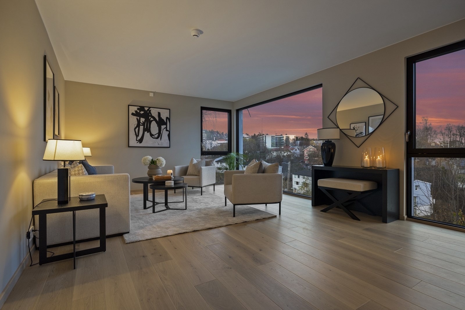 Leiligheten er gjennomført på ett plan og byr på gjennomtenkt romløsning, inkludert et smakfullt designkjøkken fra Drømmekjøkken, lys og luftig stue, 3 gode soverom, 2 elegante bad, vaskerom hovedsoverom m/walk-in closet og en innbydende entré. Galleribilde