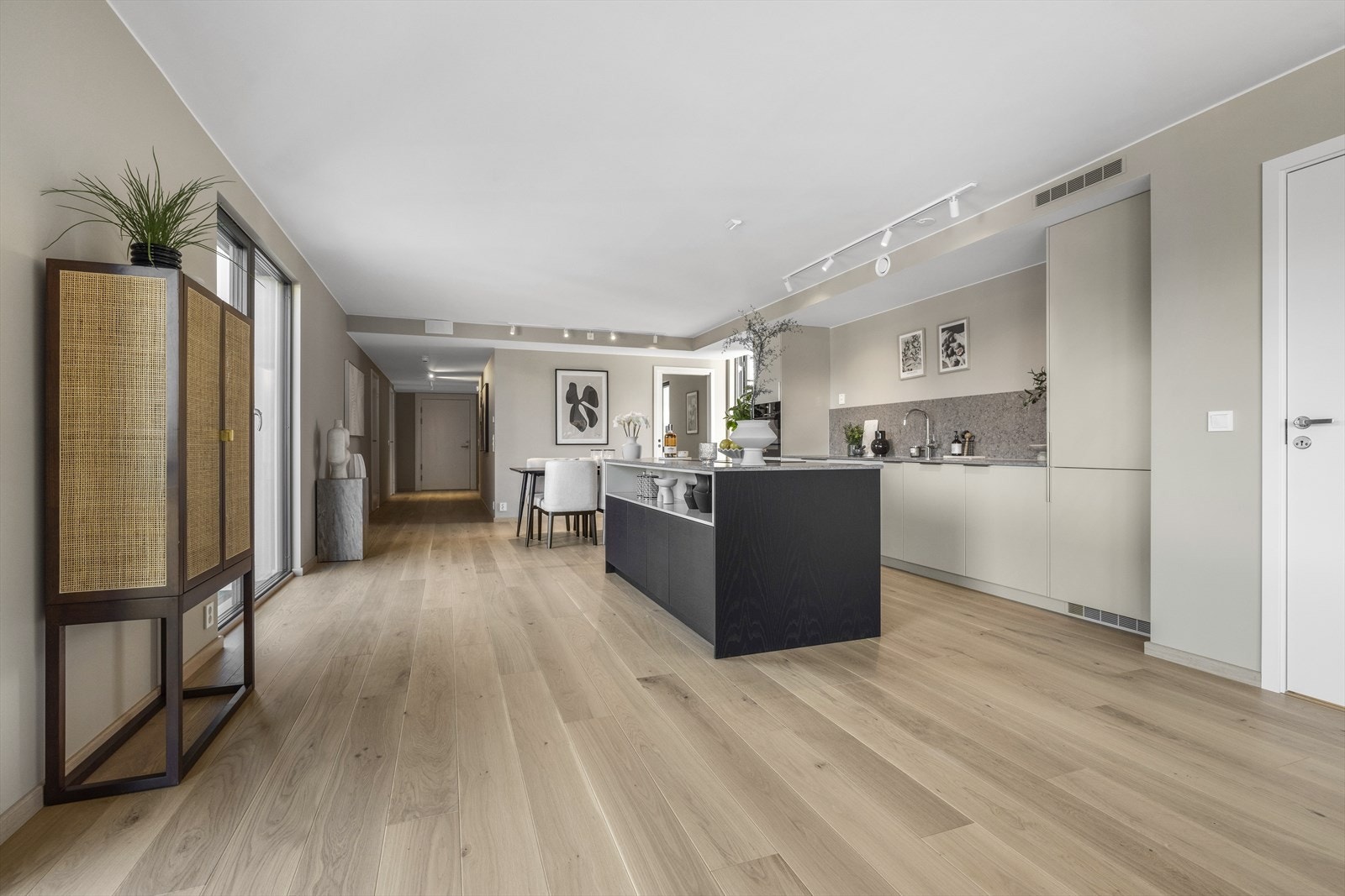 Leiligheten er malt i fargen Østersbeige, både moderne og tidsriktig Galleribilde