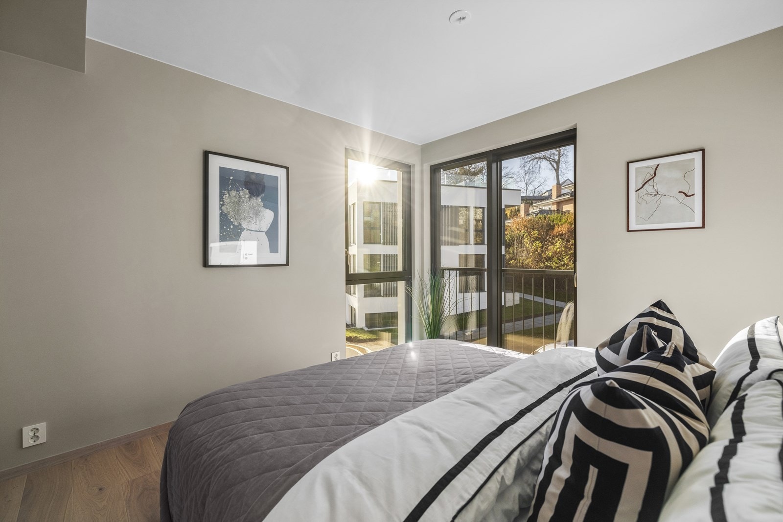 Soverommets vindusflater sørger for godt med lysinnslipp og gjør det enkelt å lufte ut. Galleribilde