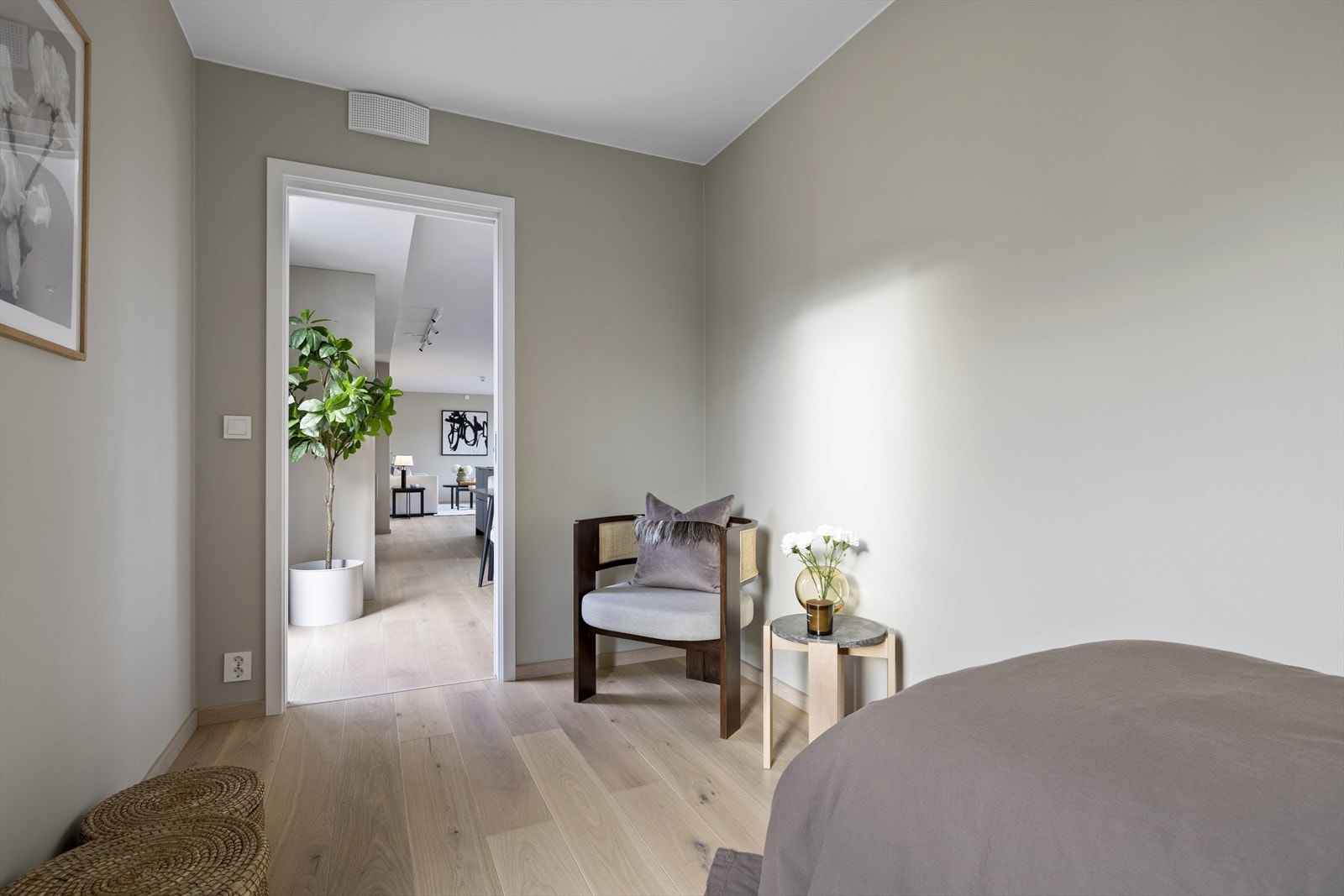 Her har du plass til å seng, tilhørende nattbord og god plass til oppbevaring av ulike klesartikler. Galleribilde