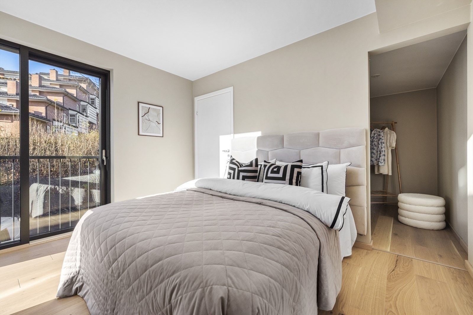 I tilknytning til hovedsoverommet er det et praktisk walk-in closet. Galleribilde