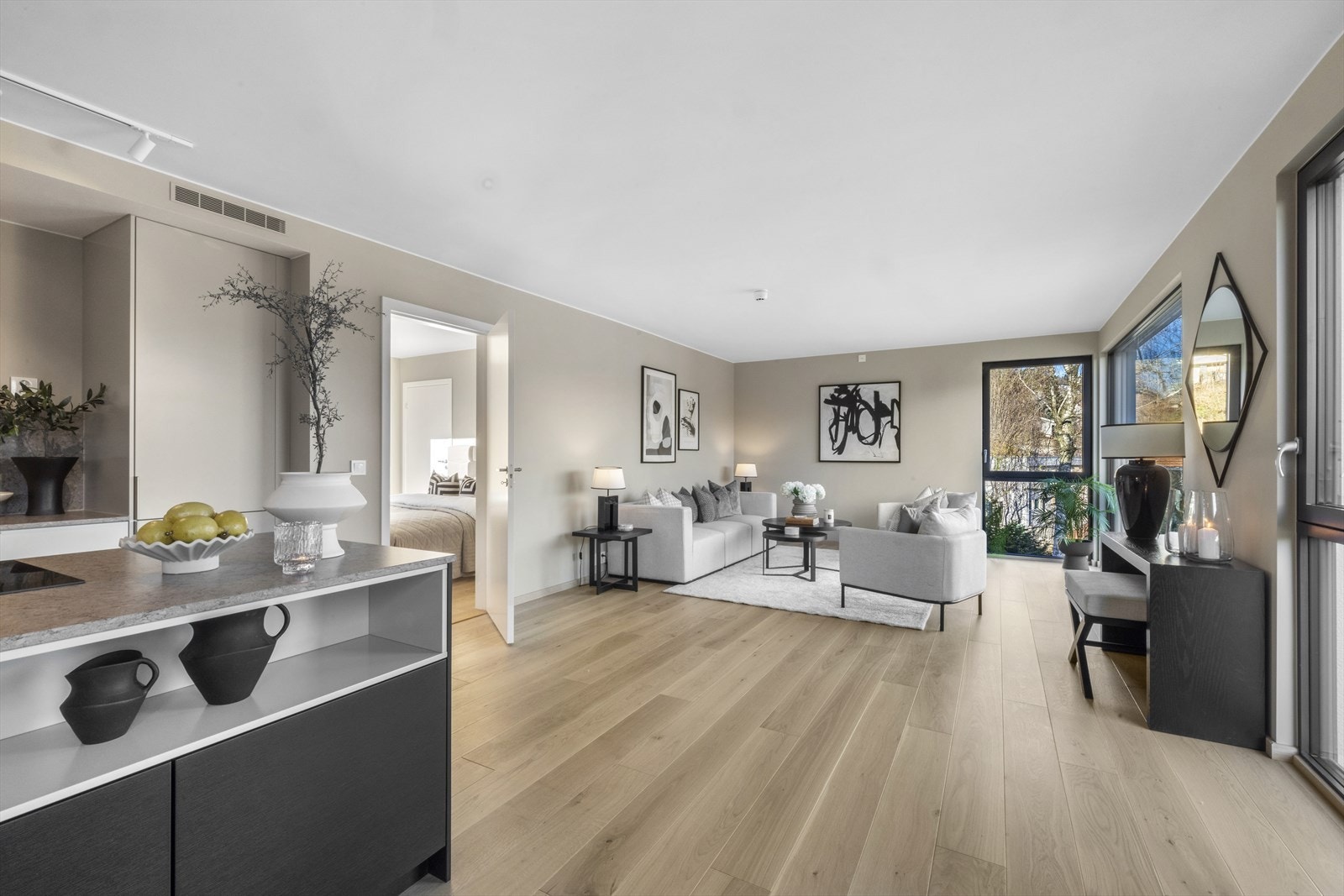 Lys og romslig stue i åpen stue- og kjøkkenløsning i byggets tredje etasje. Galleribilde