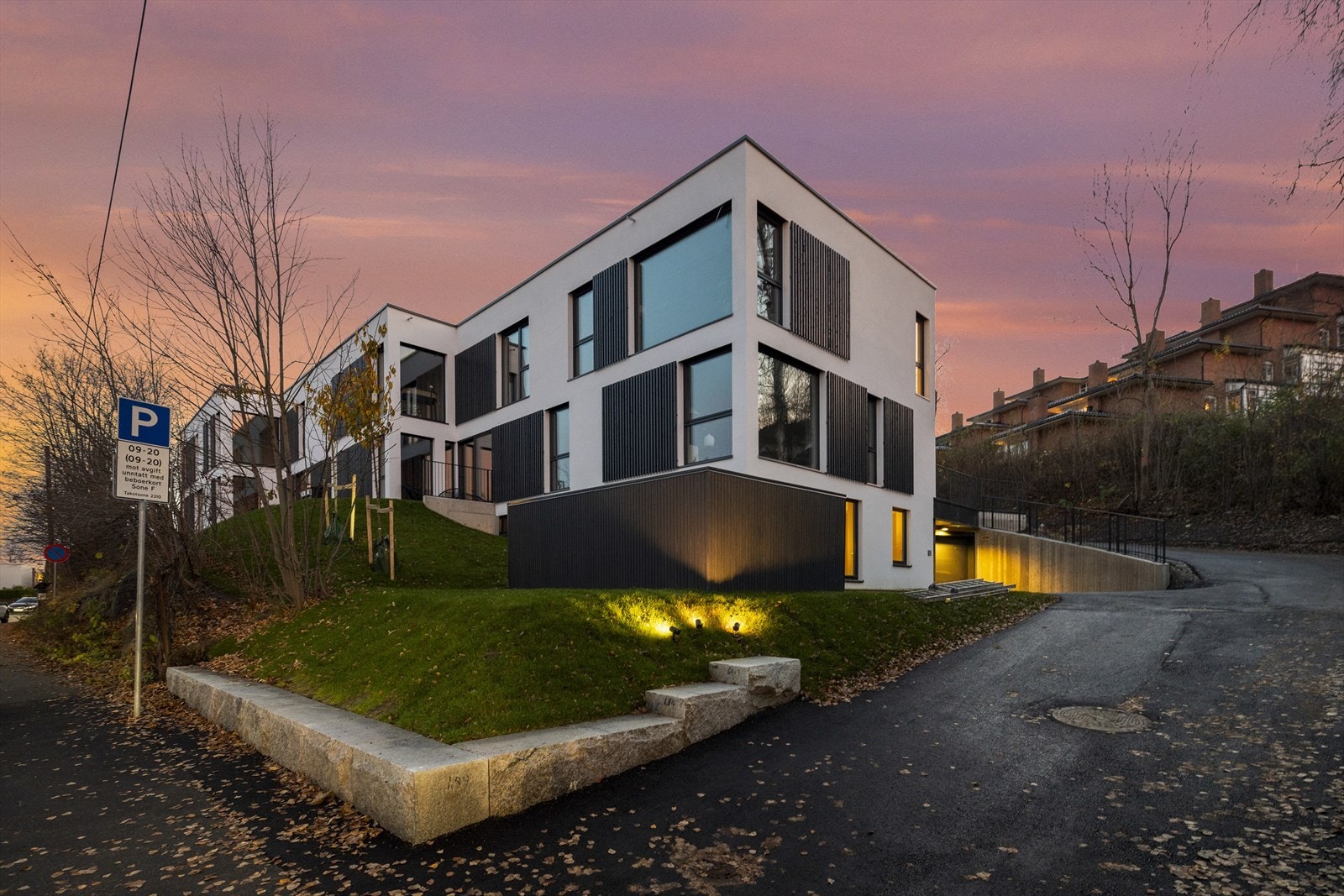 Fasade med en solid og moderne konstruksjon som både ivaretar estetikk og funksjonalitet. Galleribilde