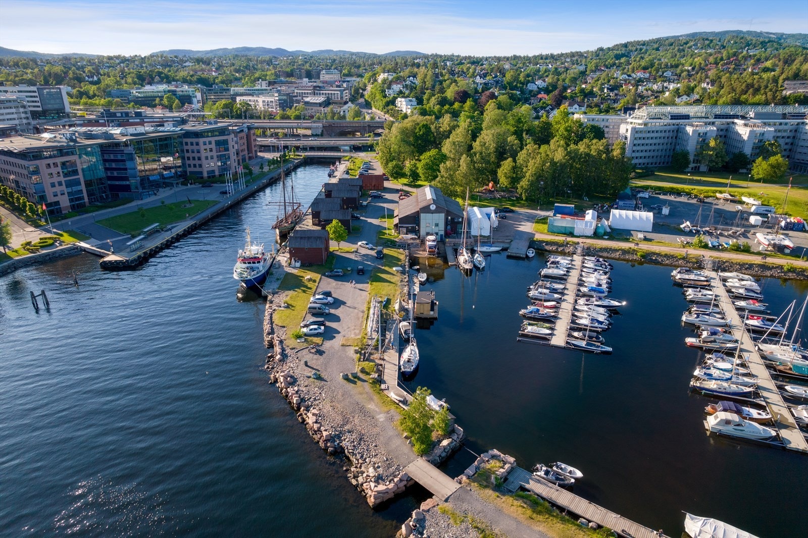 Hyggelig turmulighet til Lysaker Brygge ved sjøen/ utløpet til Lysakerelva. Galleribilde