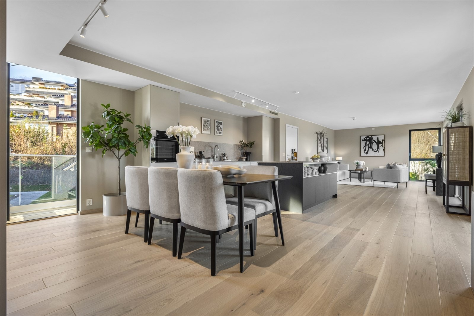 Eksklusivt og moderne kjøkken i en åpen og sosial løsning levert av Drømmekjøkken og utstyrt med integrerte hvitevarer fra AEG. Galleribilde