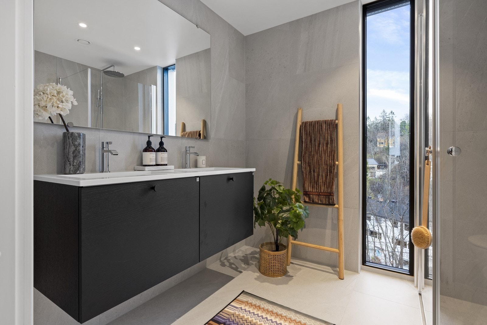 Delikat flislagt bad II med varmekabler med 60x60 fliser av typen Italgraniti Nordic Stone, samt innfelte downlights som kompletterer det sofistikerte uttrykket. Badet har opplegg for vaskemaskin og tørketrommel. Galleribilde