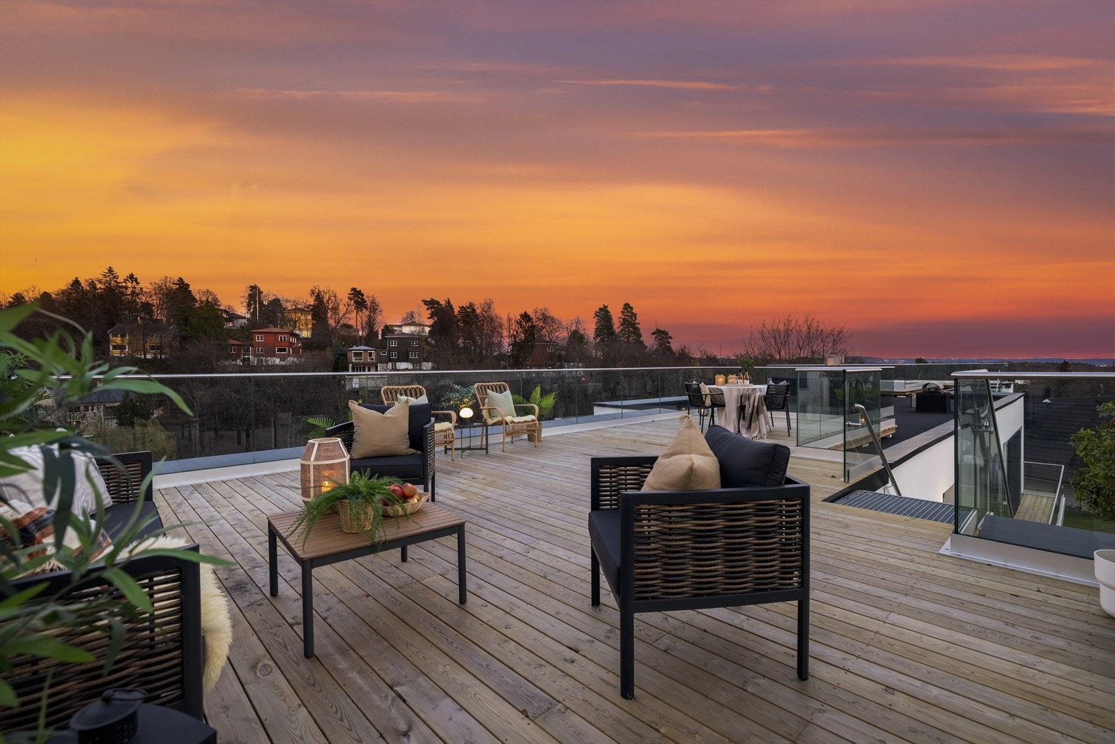 Herlig takterrasse på hele 54 kvm med fantastisk utsikt og gode solforhold, her har du sol fra morgen til kveld. Galleribilde