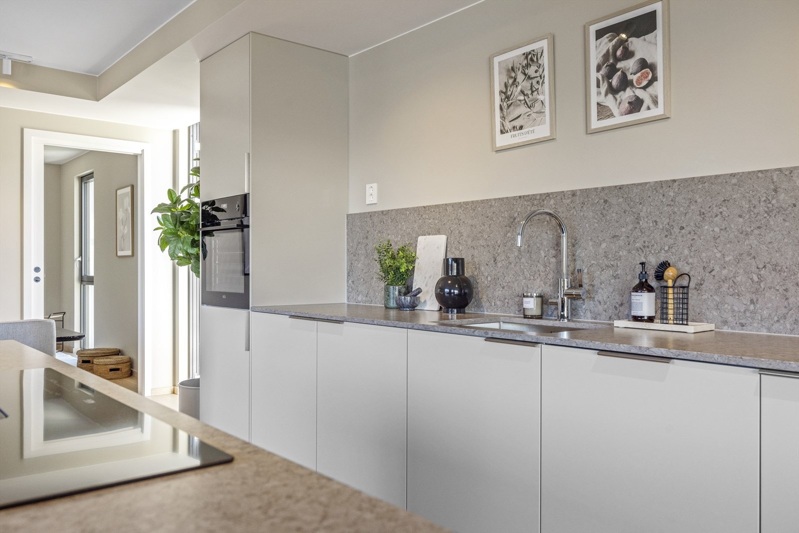 Her har du gode arbeidsflater og godt med oppbevaringsplass. Galleribilde