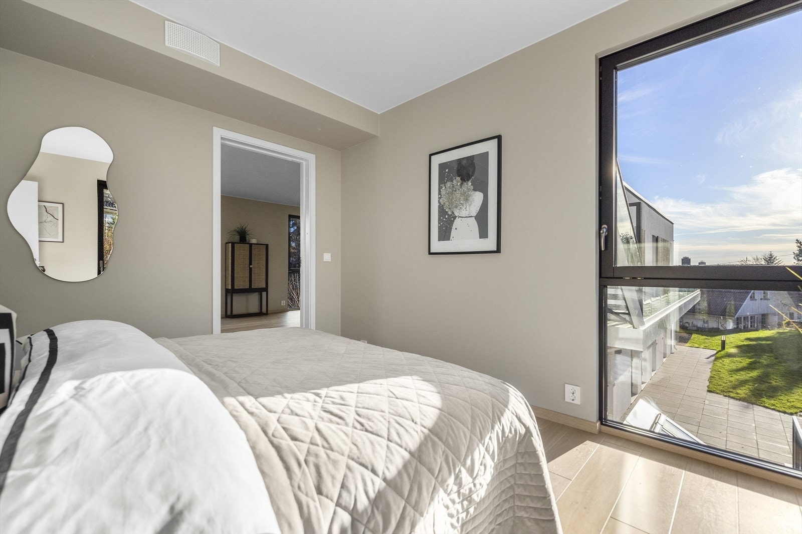 Romslig og luftig hovedsoverom med frans balkong og god plass til dobbeltseng og tilhørende nattbord. Galleribilde