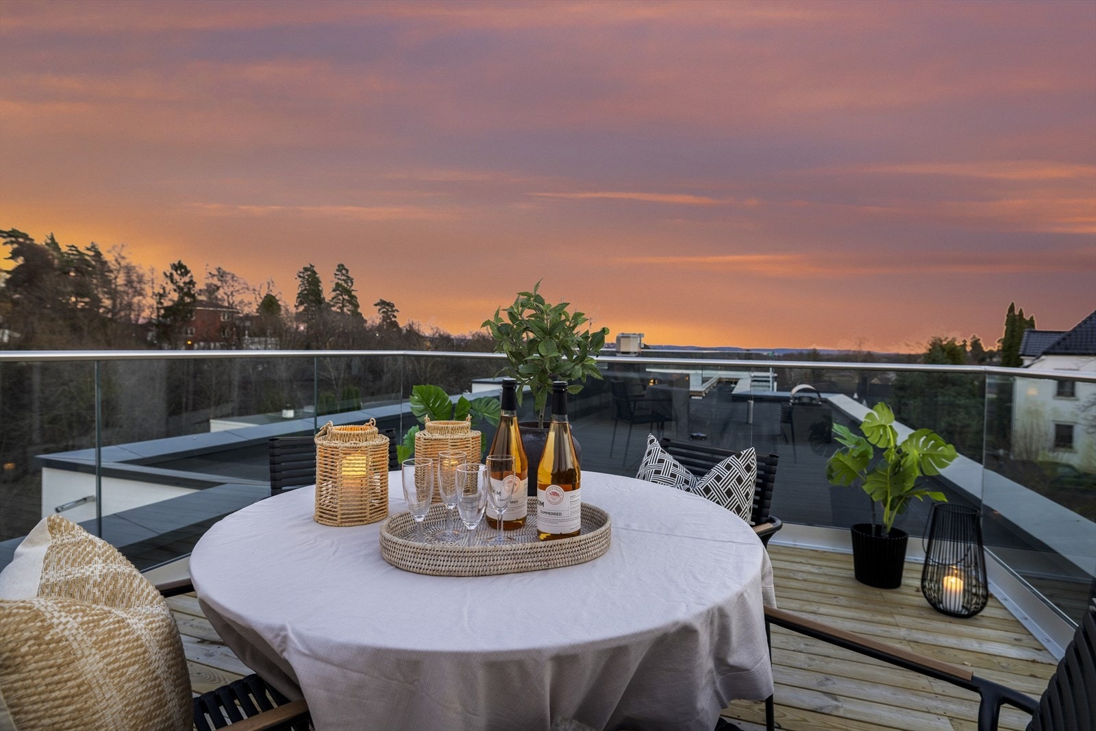 Takterrassen har impregnert terrassebord. Den korte avstanden fra kjøkkenet til takterrassen gjør det enkelt å bringe gode måltider fra kjøkkenet sømløst ut for å ta ett måltid ute. Galleribilde