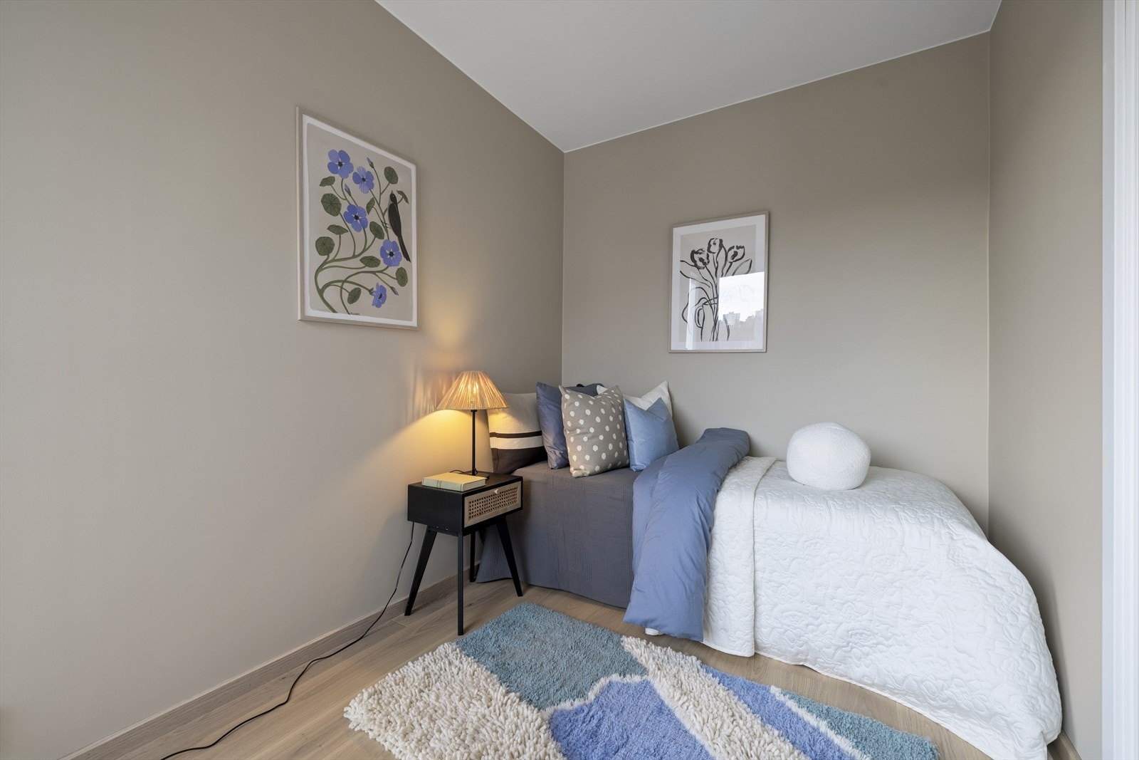 Soverom III er også et romlig og lyst rom med fine møbleringsmuligheter. Her har du god plass til seng, skrivebord, skap og øvrig møblement. Galleribilde