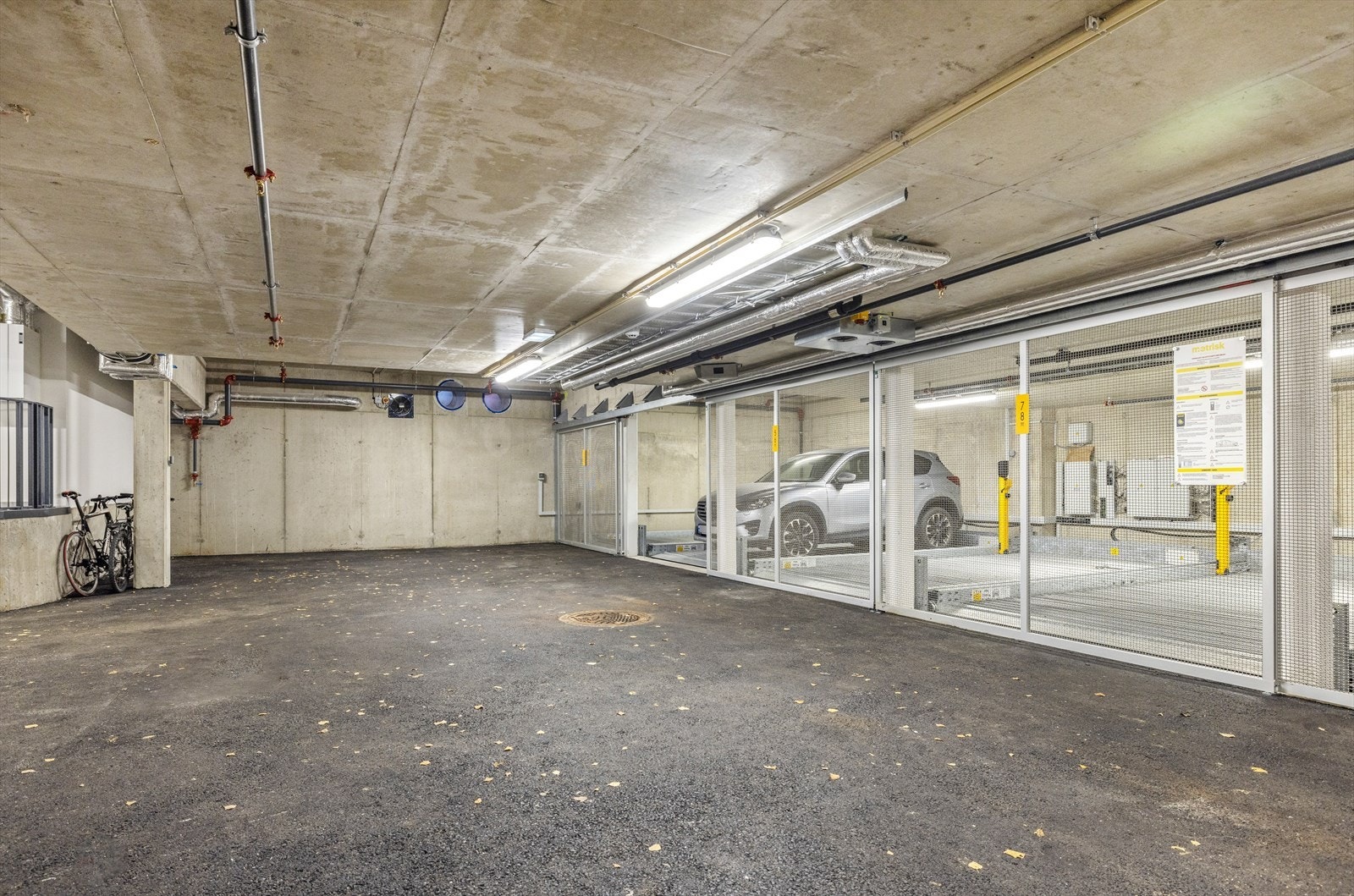 Det medfølger en garasjeplass i lukket garasjeanlegg. Systemparkeing med typen Combilift 542. Galleribilde