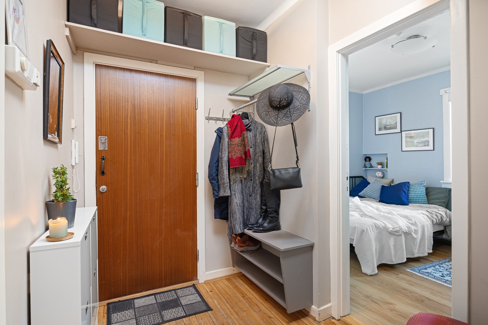 - Entré med praktisk hylleløsning over inngangsdør - Galleribilde