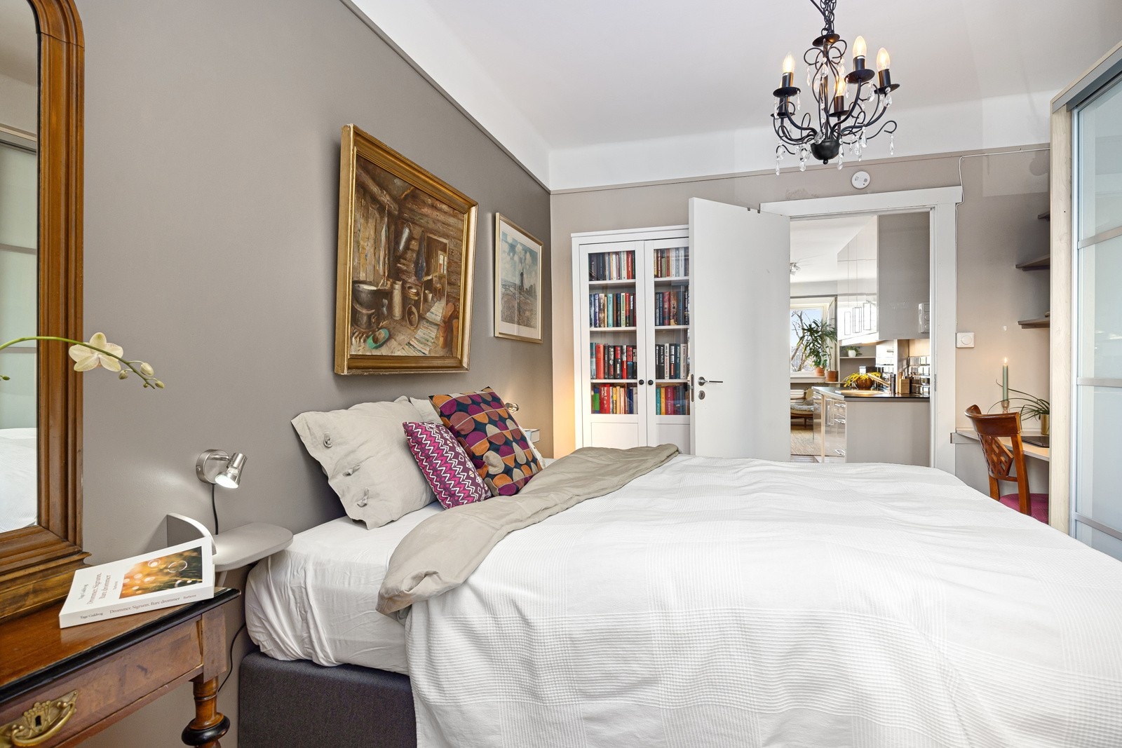 - Romslig hovedsoverom med god plass til dobbeltseng, nattbord, kommode etc - Galleribilde