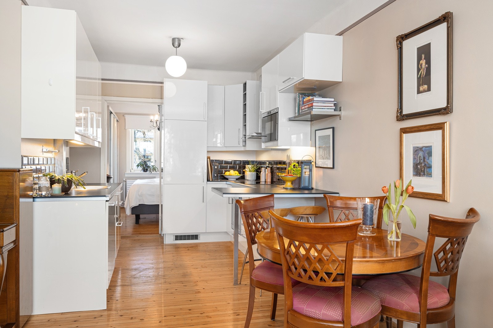 - Ved innfrielse av andel fellesgjeld blir fellesutgifter pr mnd kun kr 3.732,- Galleribilde