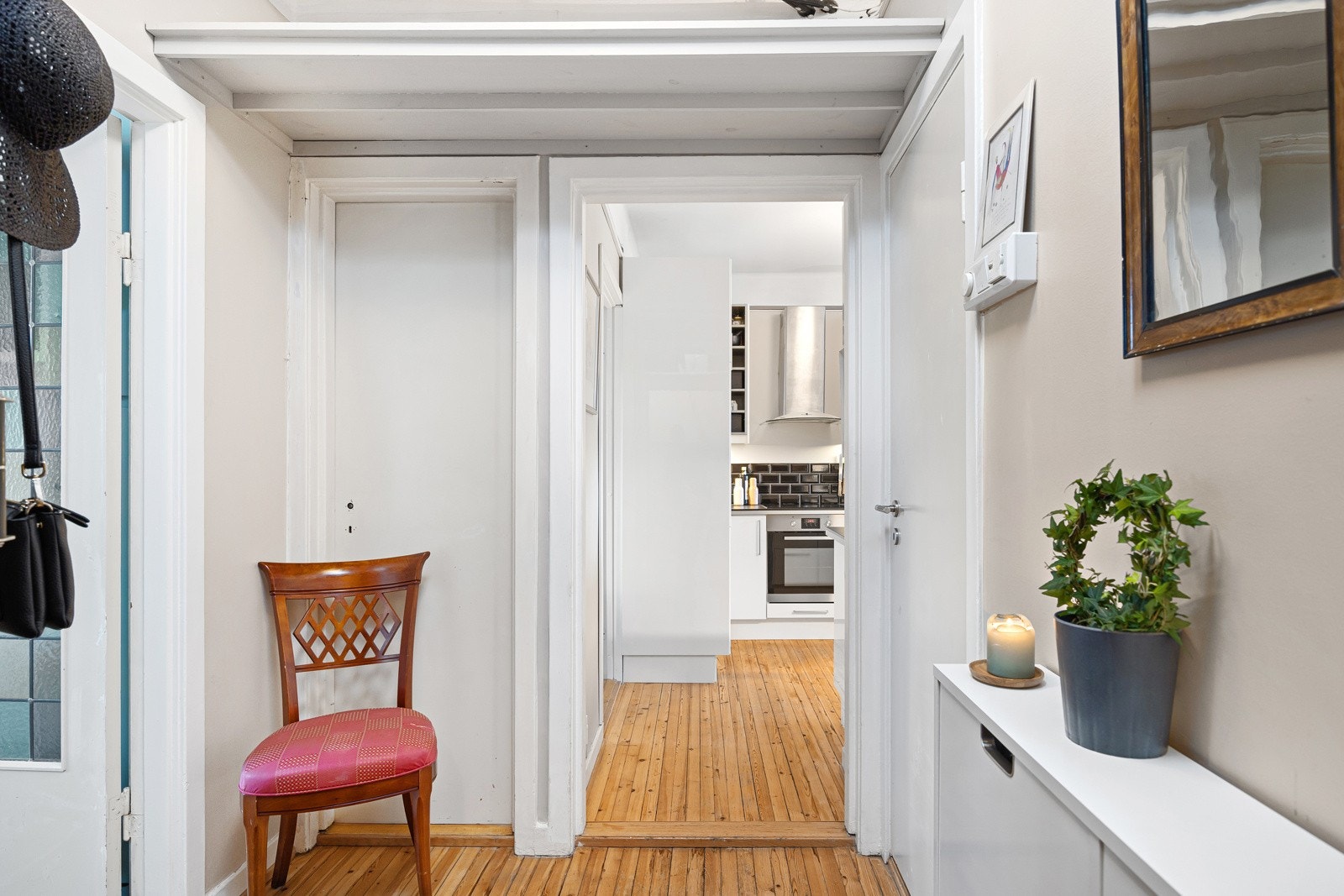 - God plass til klær og sko i entréen - Galleribilde