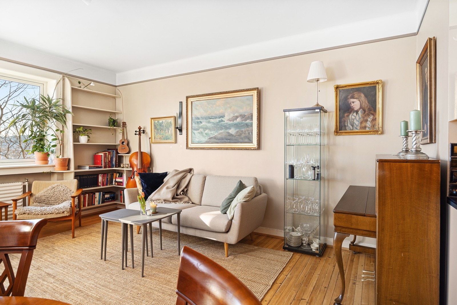 - Rosmlig stue med god plass til sittegruppe, spisebord, bokhyller og reol - Galleribilde