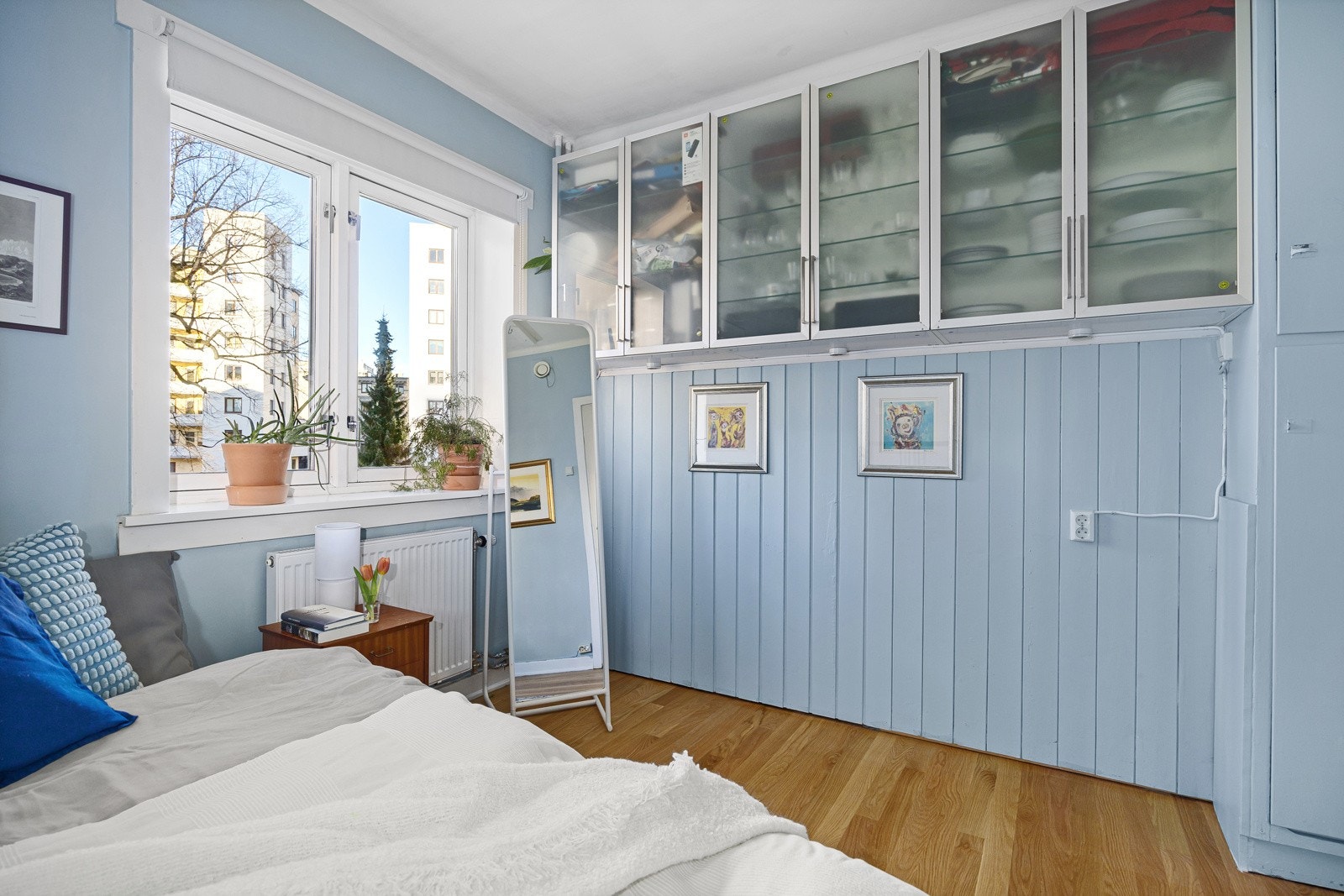 - Originalt, plassbygget skap + vegghengte skap medfølger - Galleribilde