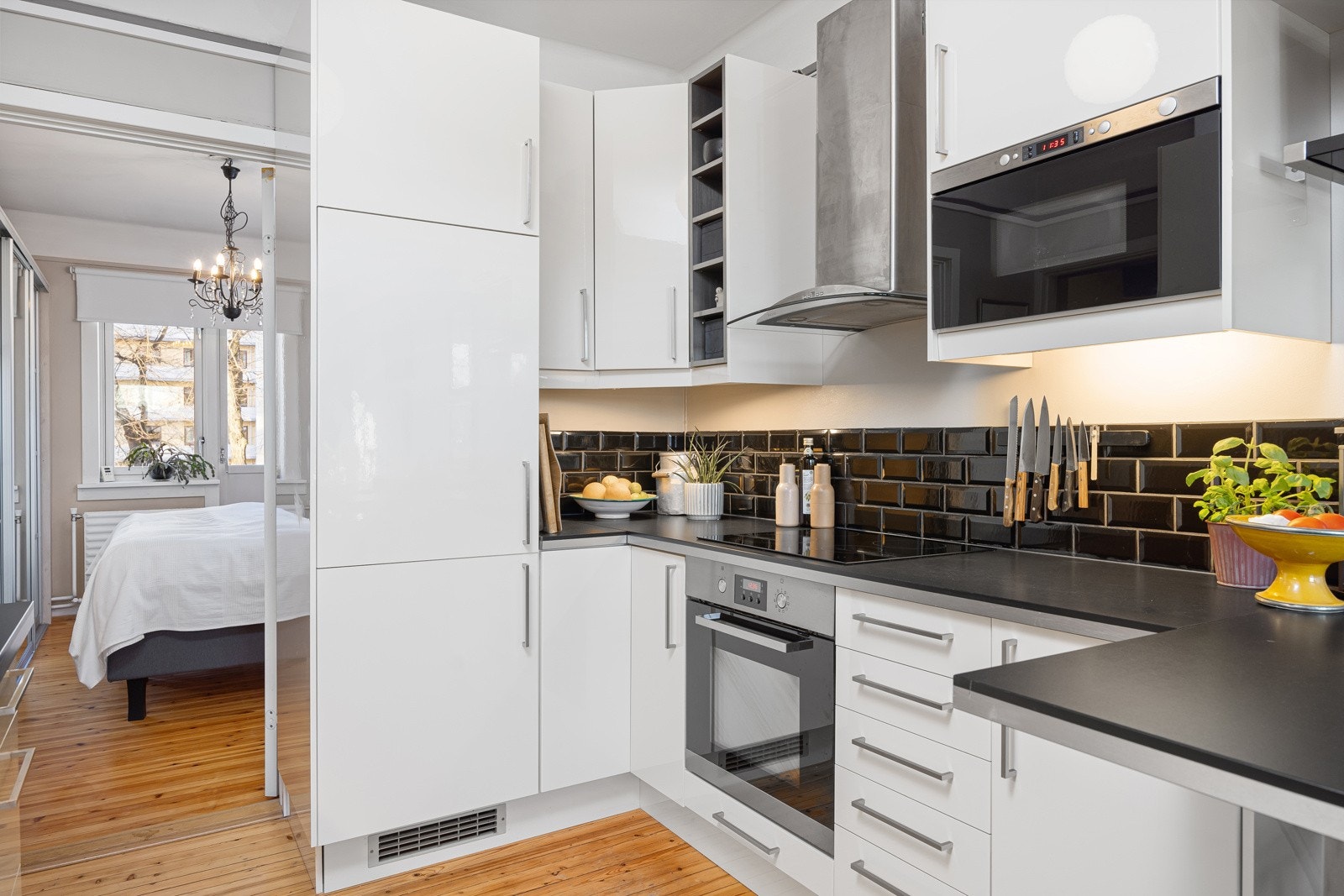 - Pen, moderne innredning fra 2014 med glatte, hvite fronter og god skap- og benkeplass - Galleribilde