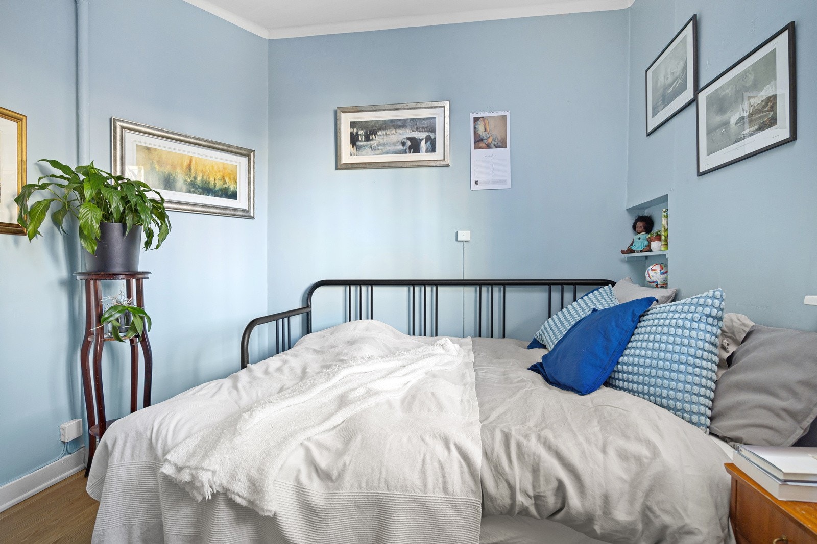 - Plass til dobbeltseng, nattbord og kontorpult - Galleribilde