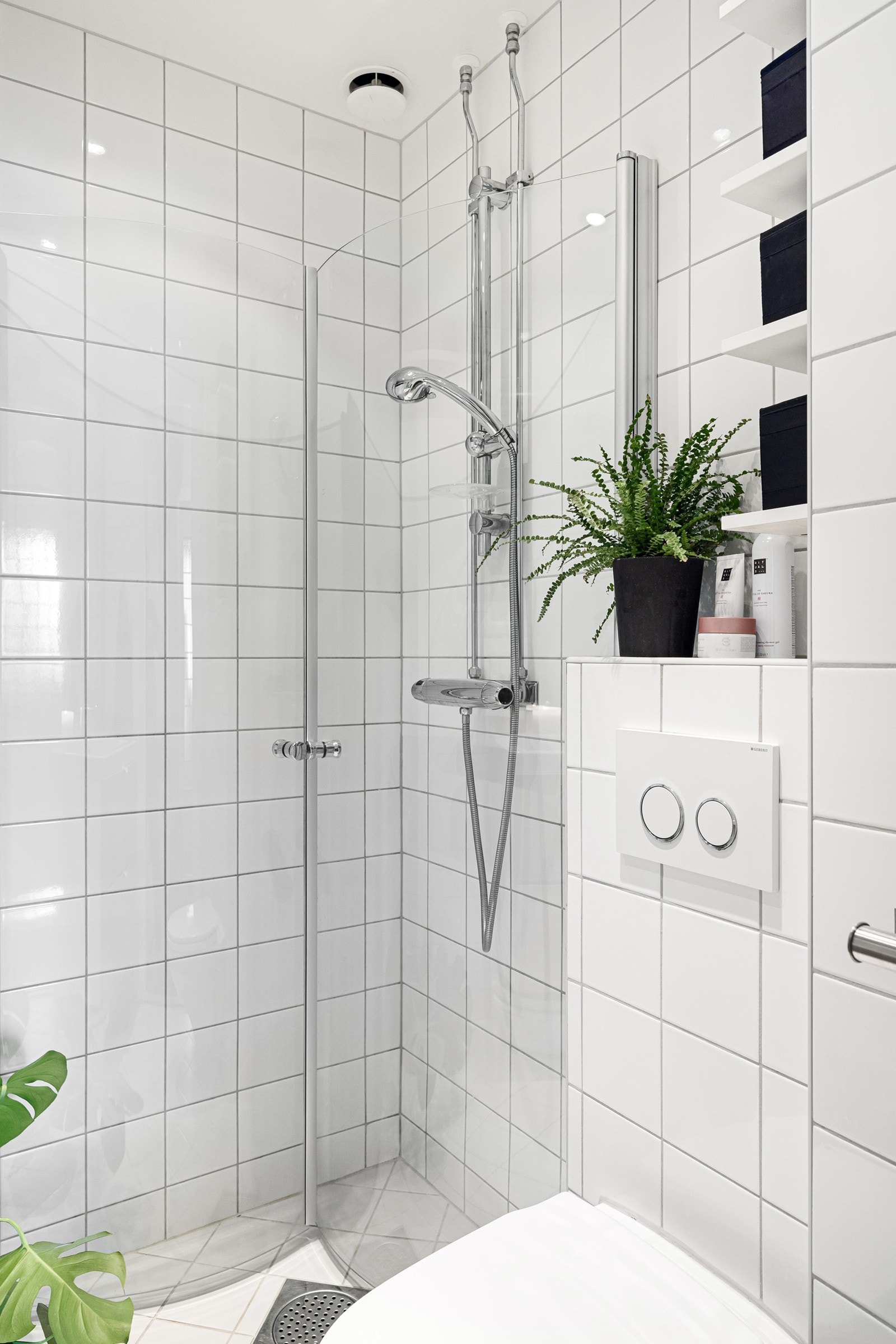 - Dusjnisje med innfellbare dusjdører, vegghengt toalett, servant med skap, vegghengt skap og speil - Galleribilde