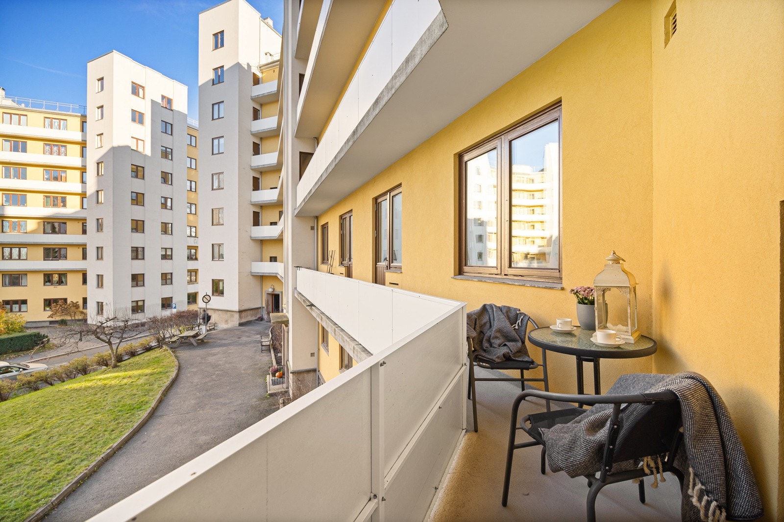 - Sørøstvendt brannbalkong mot flott beplantet indre gårdsrom - Galleribilde