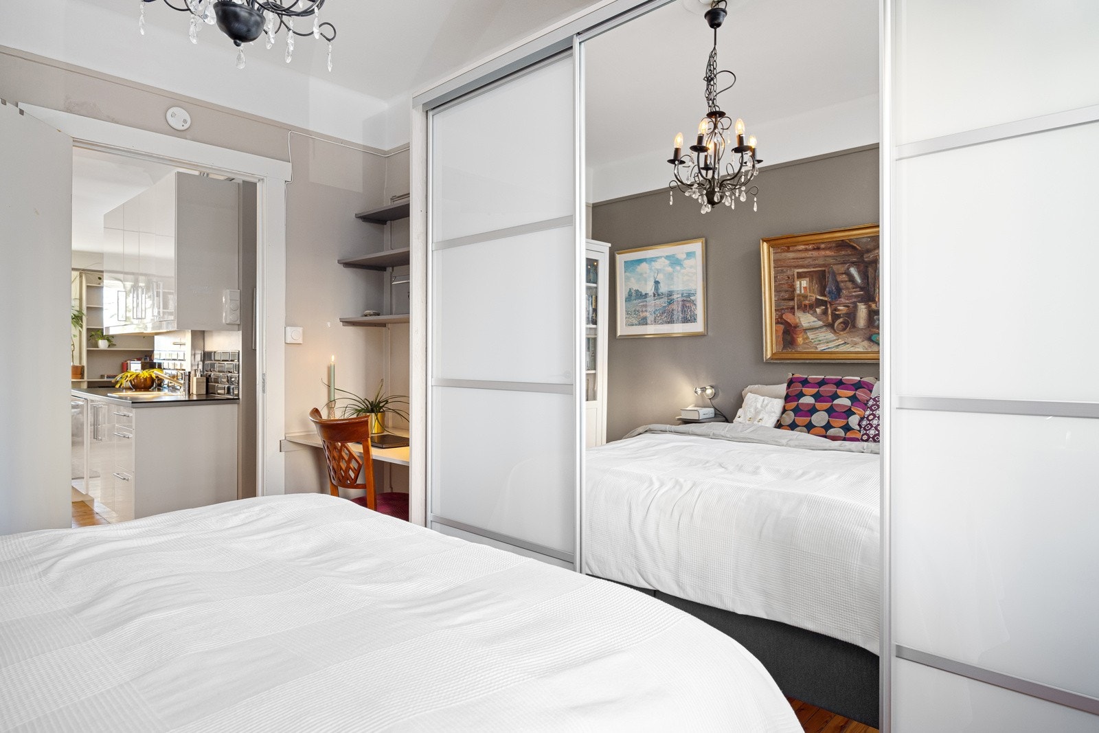 - Plassbygget skrivepult og stor skyvedørsgarderobe medfølger - Galleribilde