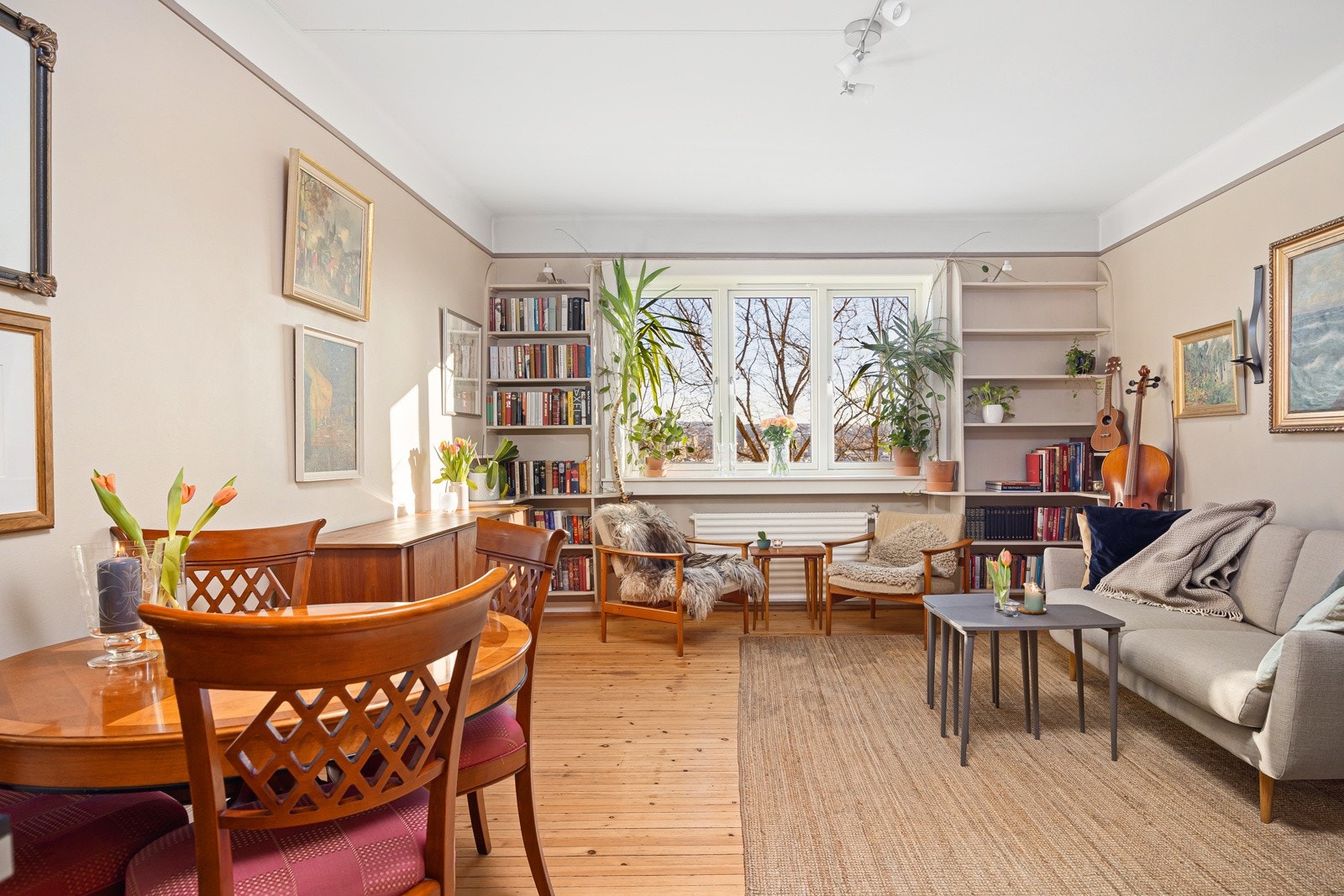 - Svært lys og tiltalende 3-roms selveier med gjennomgående planløsning og store vindusflater som gir en åpen, luftig atmosfære - Galleribilde