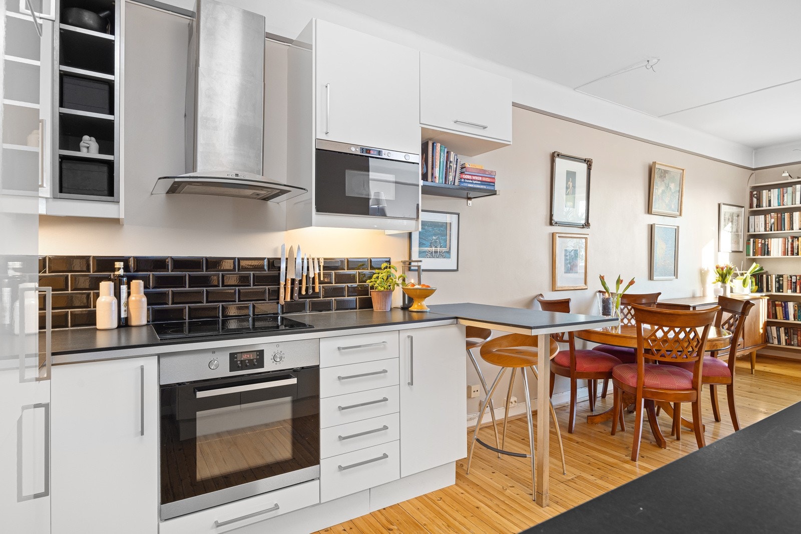 - Integrert stekeovn, koketopp, oppvaskmaskin, microbølgeovn og kjøl-/ fryseskap - Galleribilde