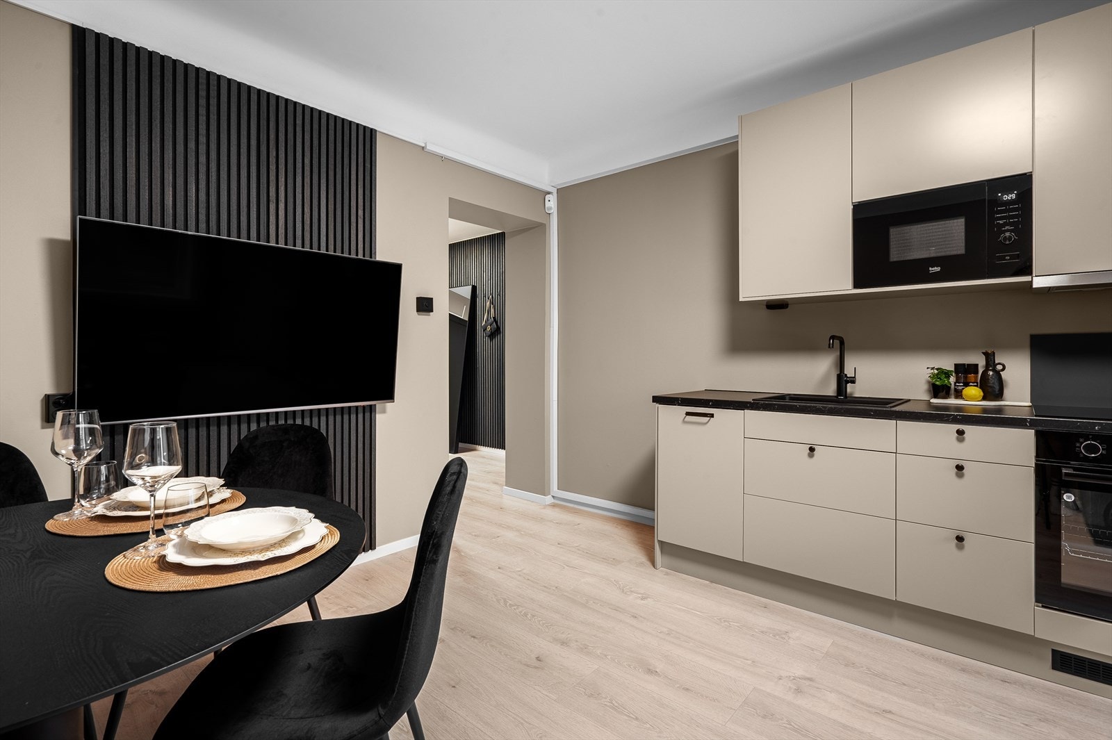 Rommet har en fin planløsning hvor stuen og kjøkkenet ligger i en åpen løsning mot hverandre. Galleribilde