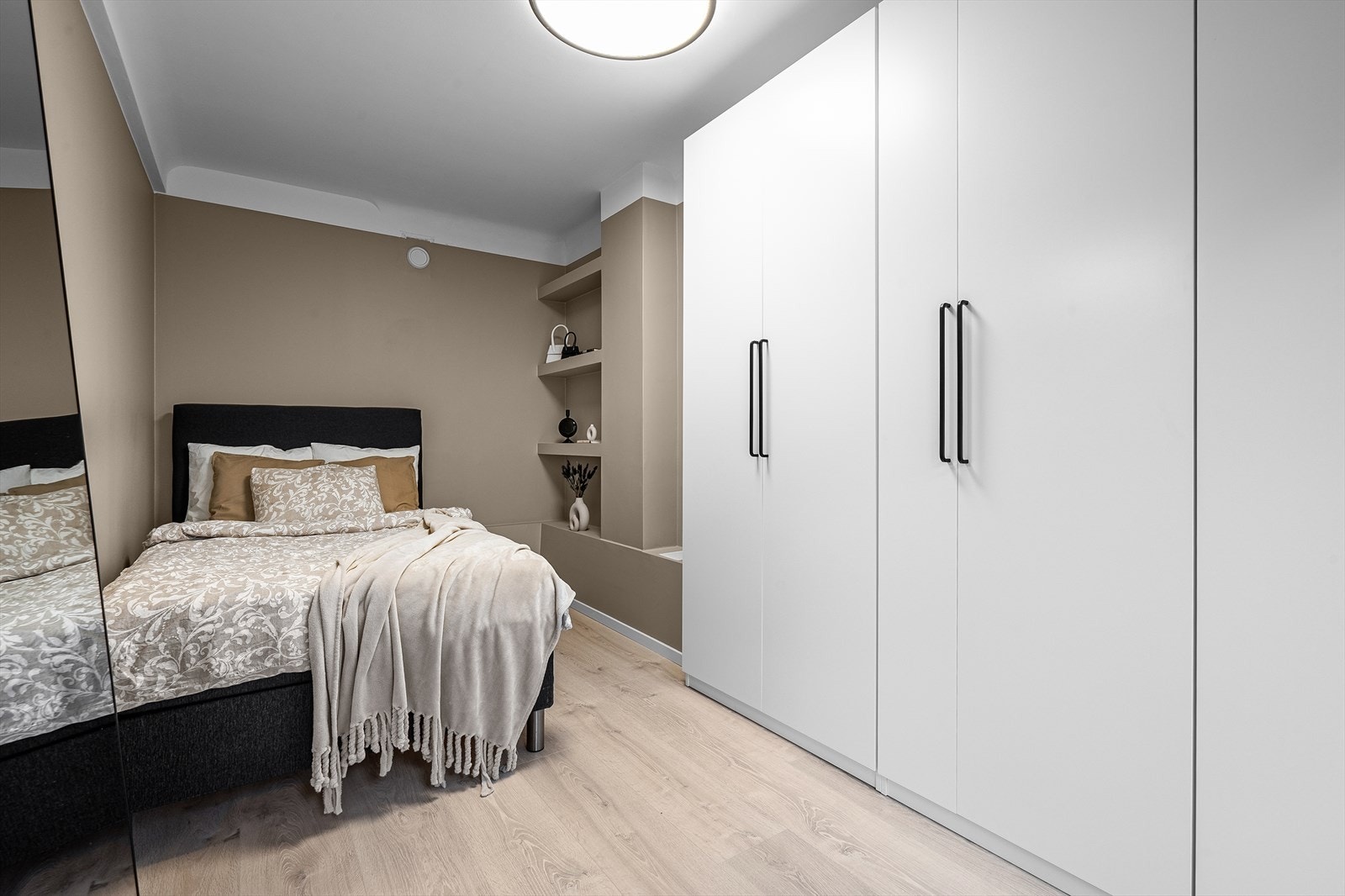 Det er rikelig med skapplass i medfølgende garderobeskap. Galleribilde