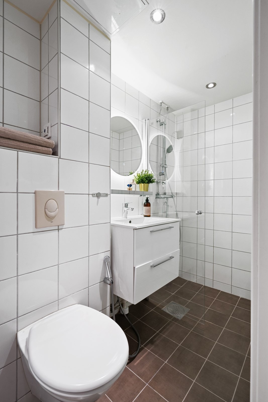 Badet er oppusset opp i 2010/2012 i regi av sameiet. Badet er oppgradert med ny innredning og nye fliser på gulvet i 2023. Galleribilde