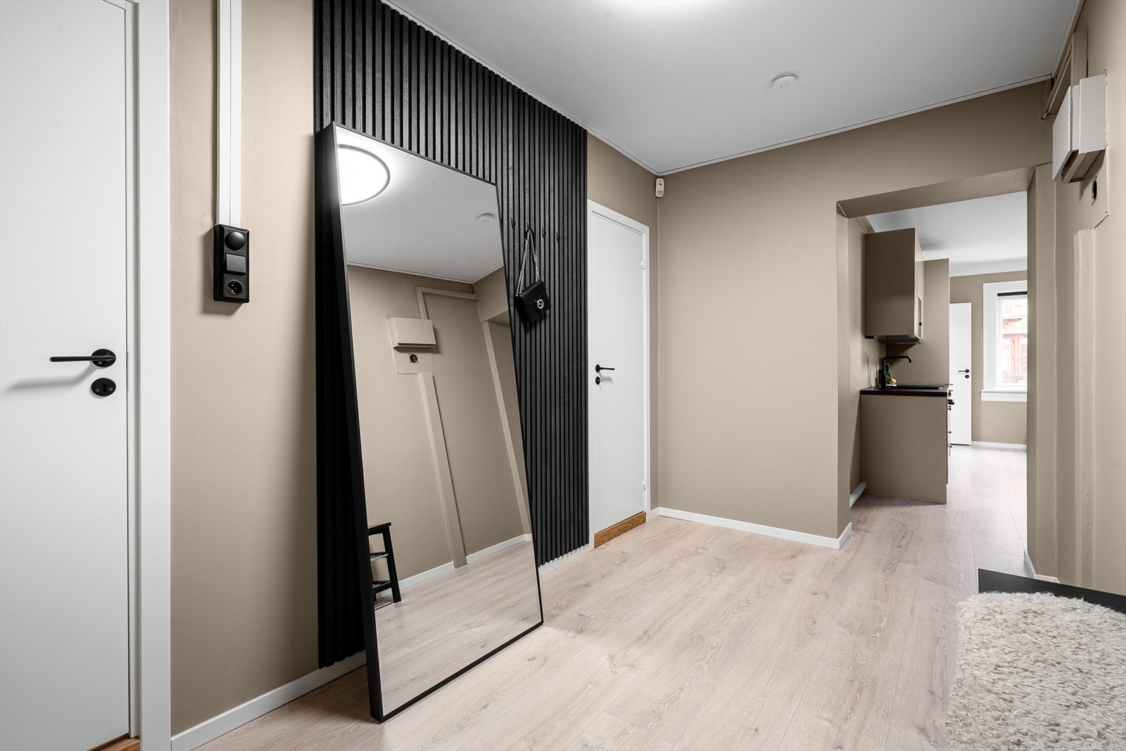 Leiligheten har gjennomgående lekre og moderne detaljer. Flott spilevegg som gir rommet det lille ekstra. Galleribilde