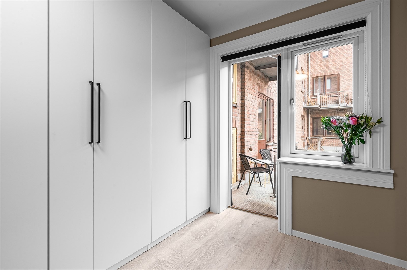 Det er utgang fra soverommet til en brannbalkong. På balkongen skal det settes opp skillevegg. Galleribilde