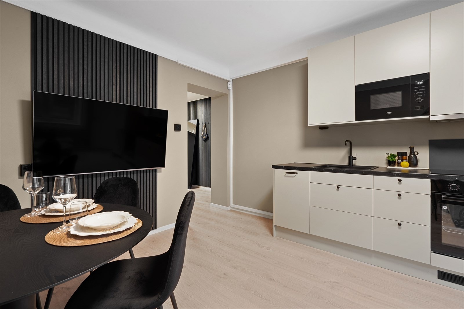 Rommet har en fin planløsning hvor stuen og kjøkkenet ligger i en åpen løsning mot hverandre. Galleribilde