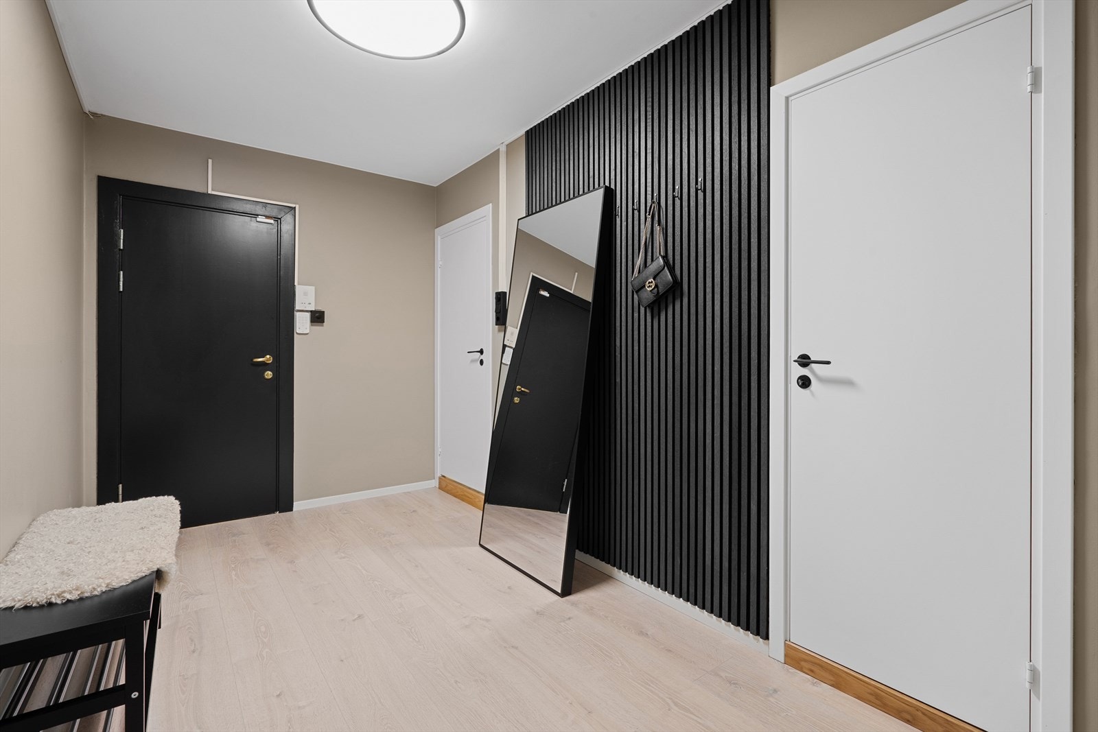 I tillegg disponerer leiligheten tre boder. Her er det godt med lagringsplass. Galleribilde