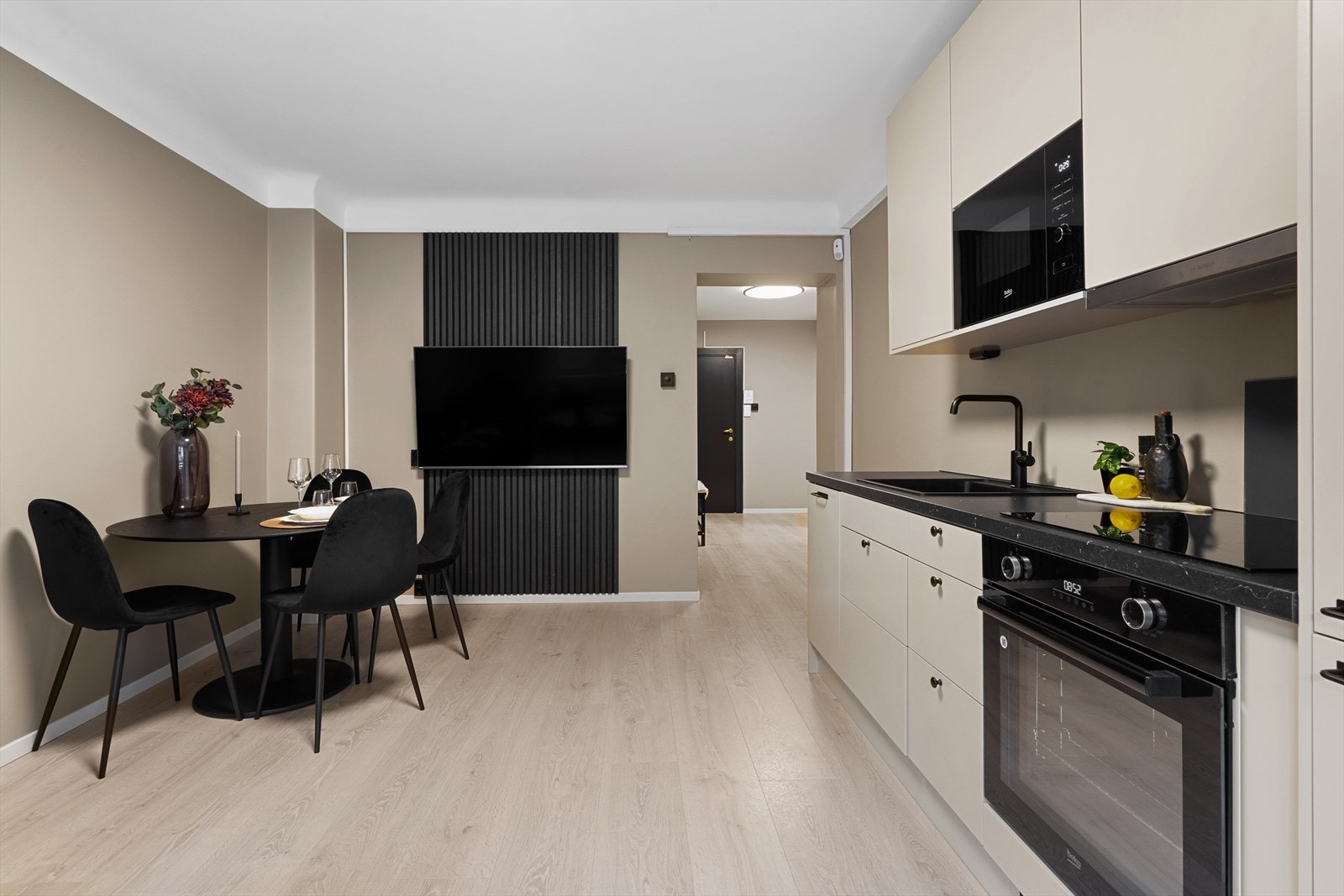 Hele leilighet holder en god standard med nye overflater, nytt kjøkken og modernisert bad i 2023. Galleribilde