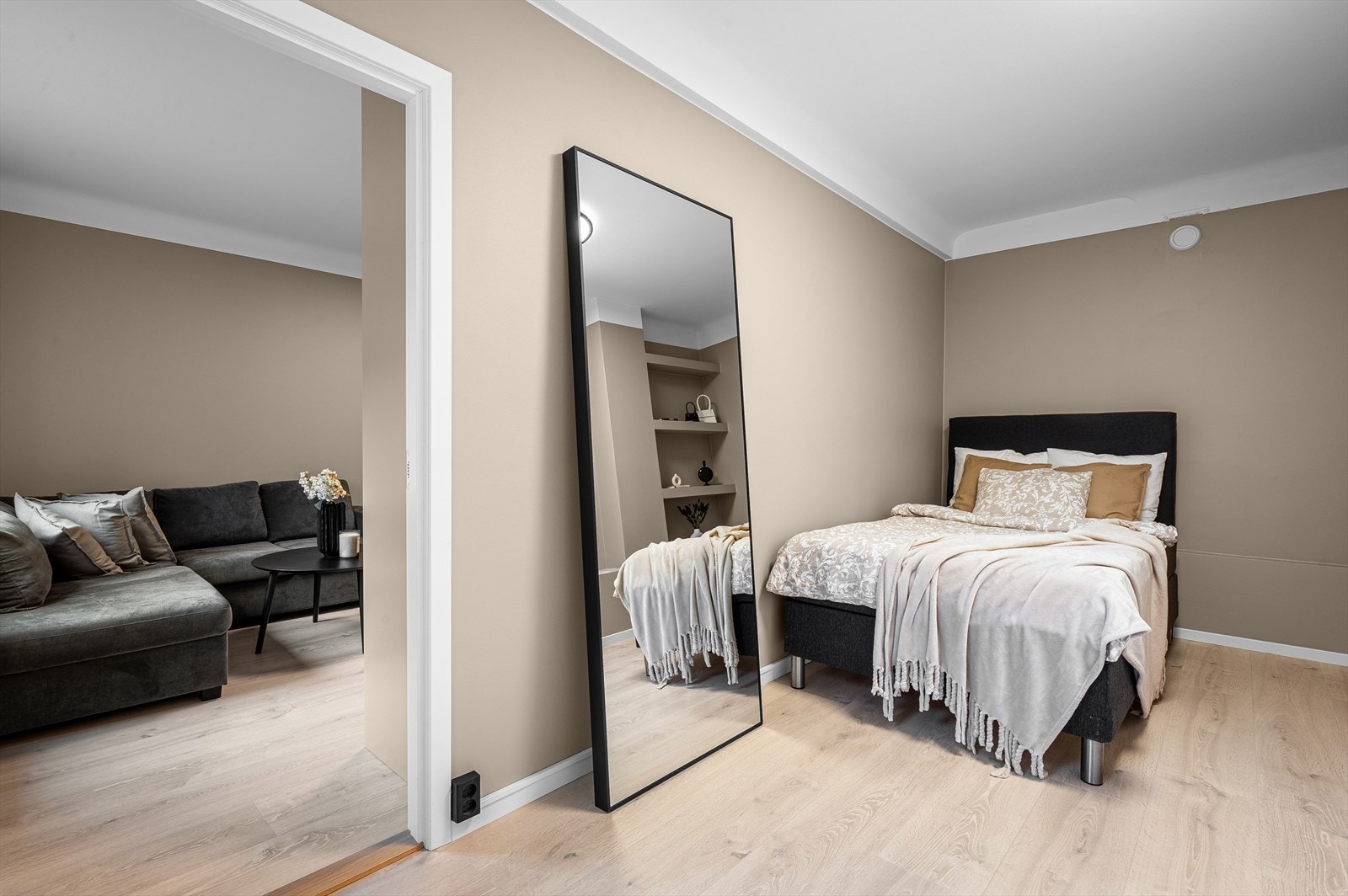 Romslig soverom med god plass til dobbeltseng, nattbord og tilhørende møblement. Galleribilde