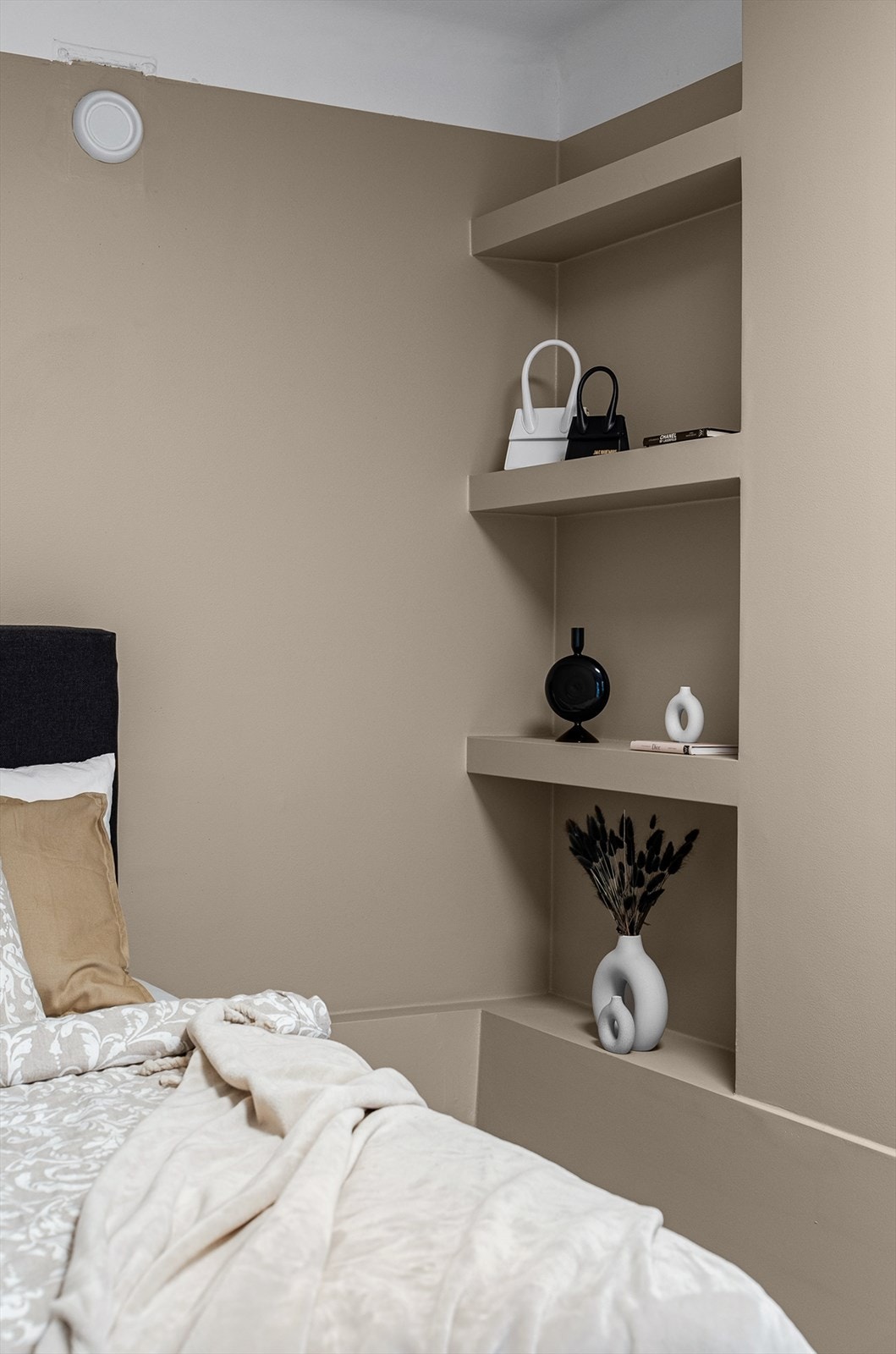 Fine plassbygde hyller på soverommet. Galleribilde