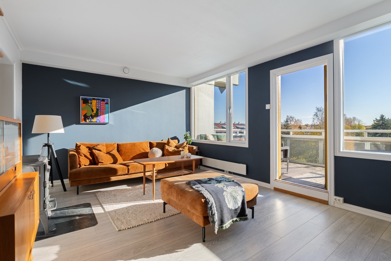 Store vindusflater mot syd sikrer rikelig med lys i boligen Galleribilde