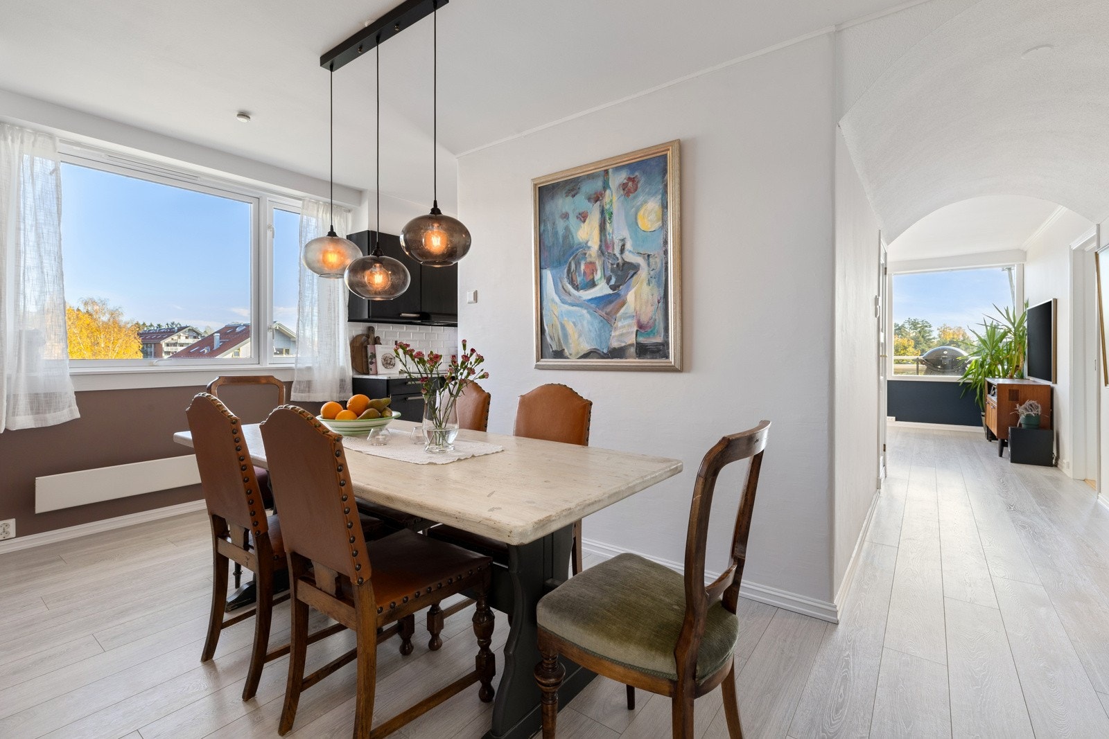 God plass til spisebord i tilknytning til kjøkkenet Galleribilde