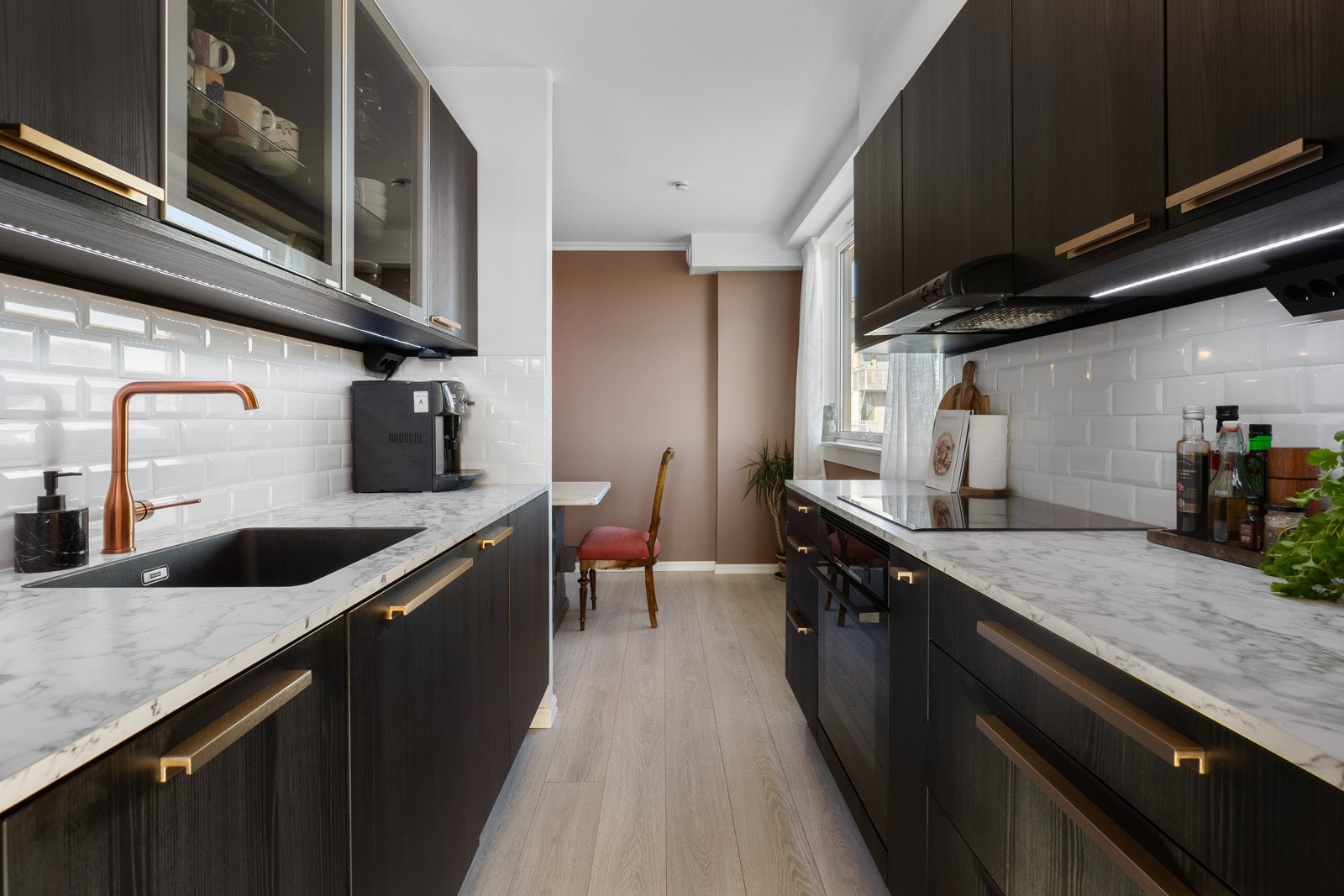 Integrert oppvaskmaskin, integrert stekeovn med nedfelt induksjonstopp og frittstående kjøleskap med frysedel Galleribilde