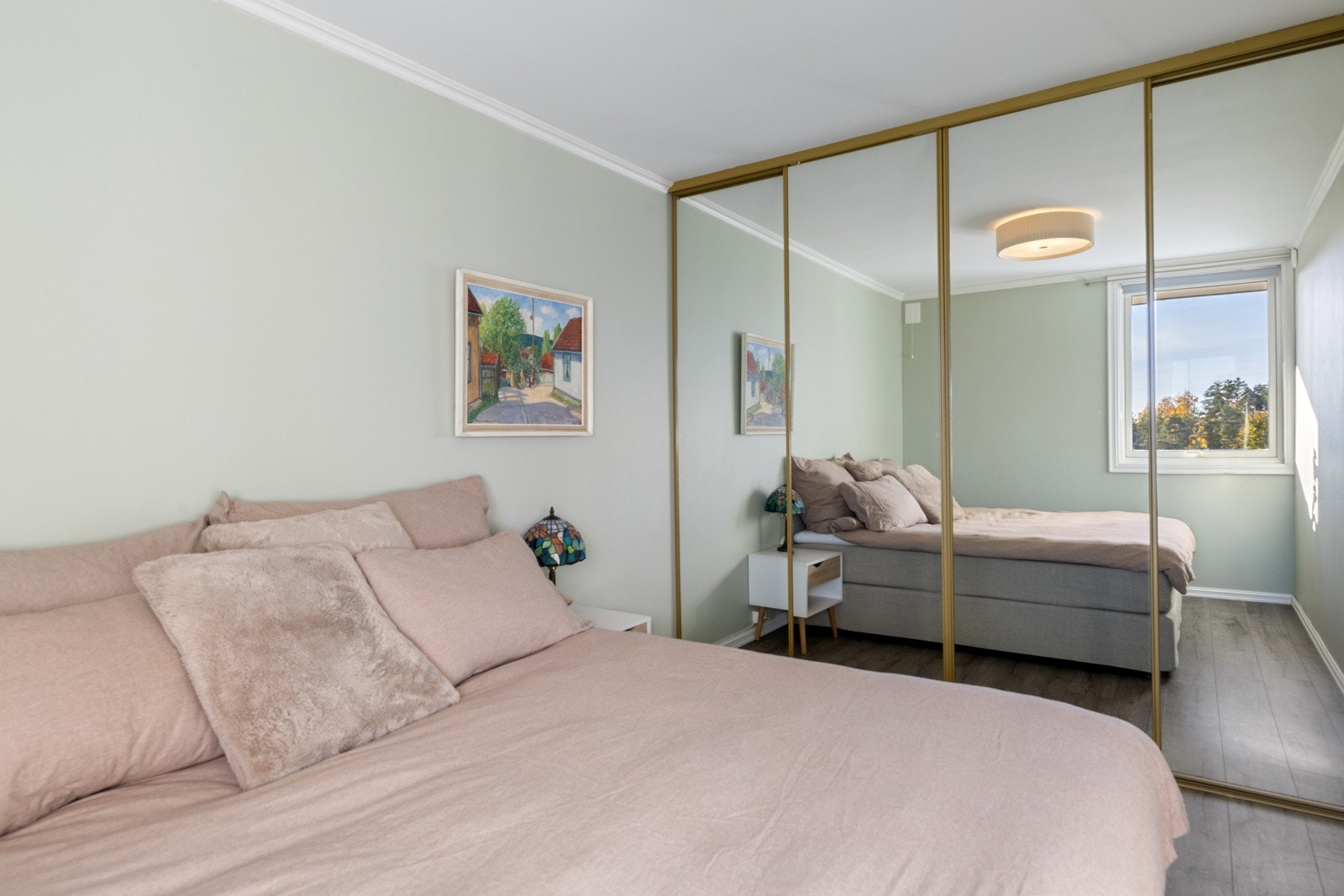 Soverom 1 - god plass til dobbeltseng - skyvedørsgarderobe med speilfronter - vindu mot syd Galleribilde