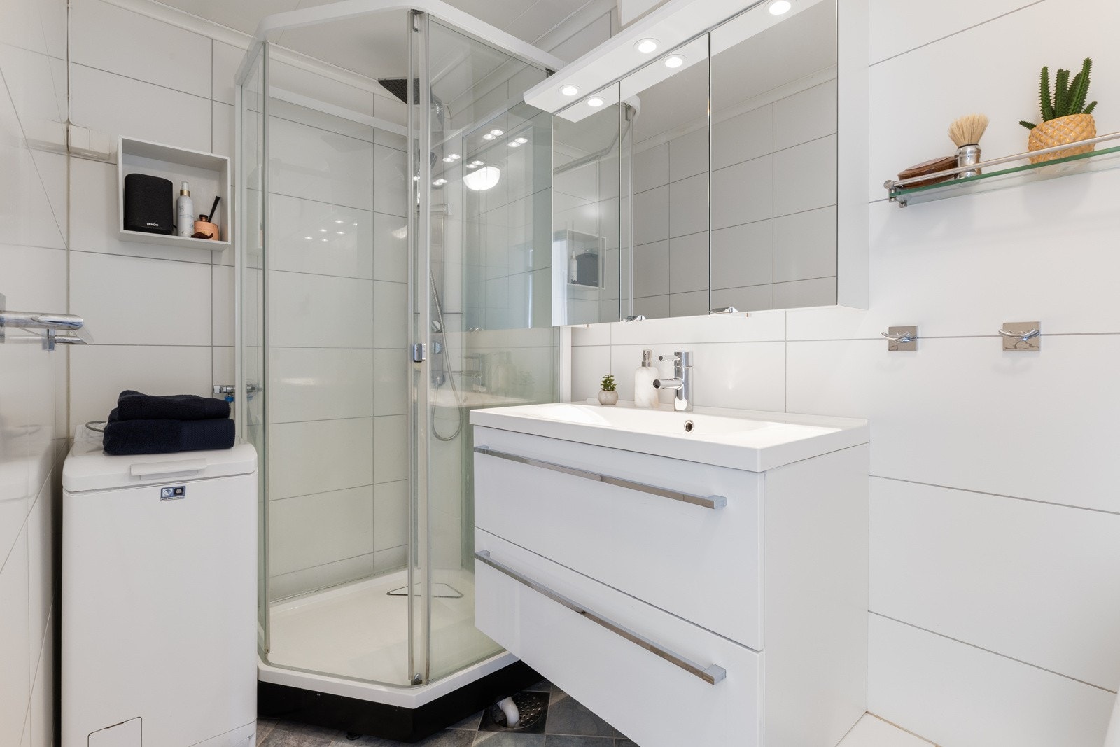 Baderom oppgradert i 2014 - vegghengt servantinnredning - speilskap på vegg med overlys - dusjkabinett med regnfallsdusj Galleribilde