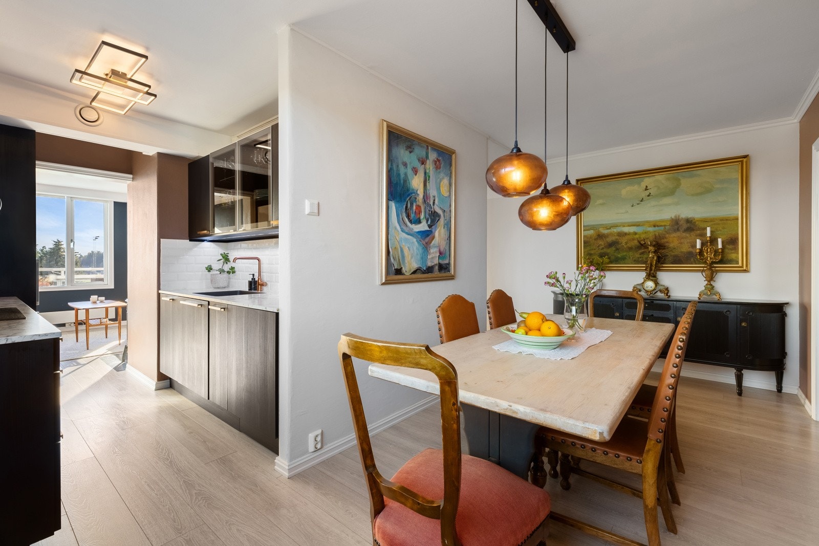 God plass til spisebord i tilknytning til kjøkkenet Galleribilde