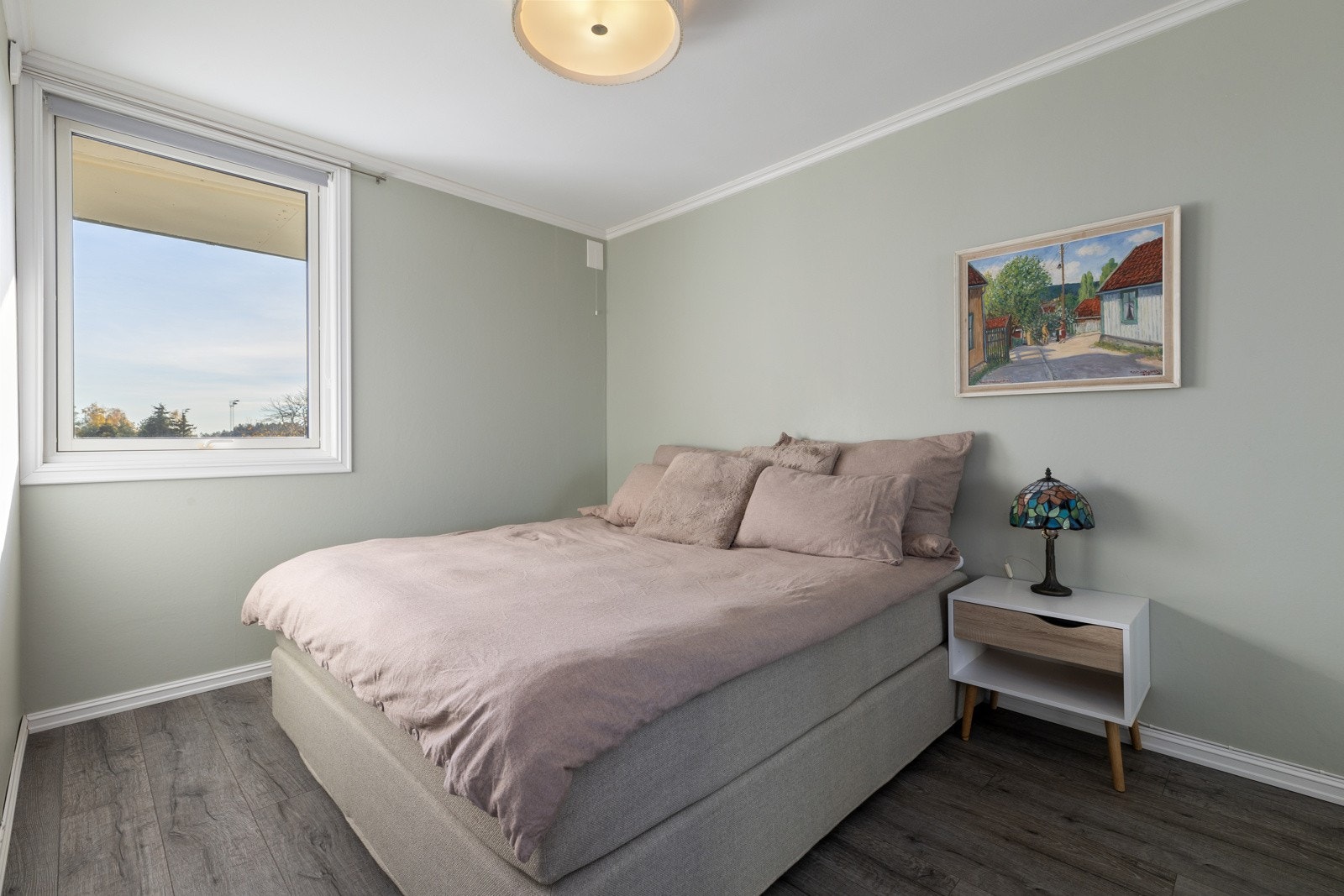 Soverom 1 - god plass til dobbeltseng - skyvedørsgarderobe med speilfronter - vindu mot syd Galleribilde