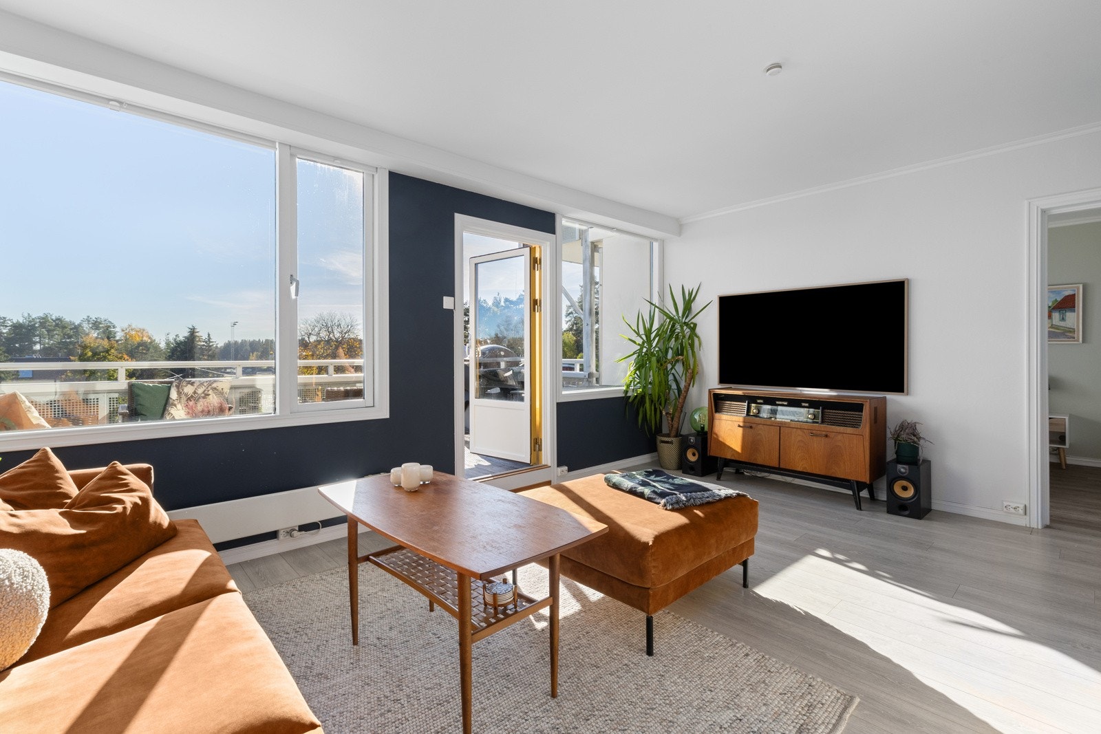 Fra stuen er det utgang til balkong Galleribilde