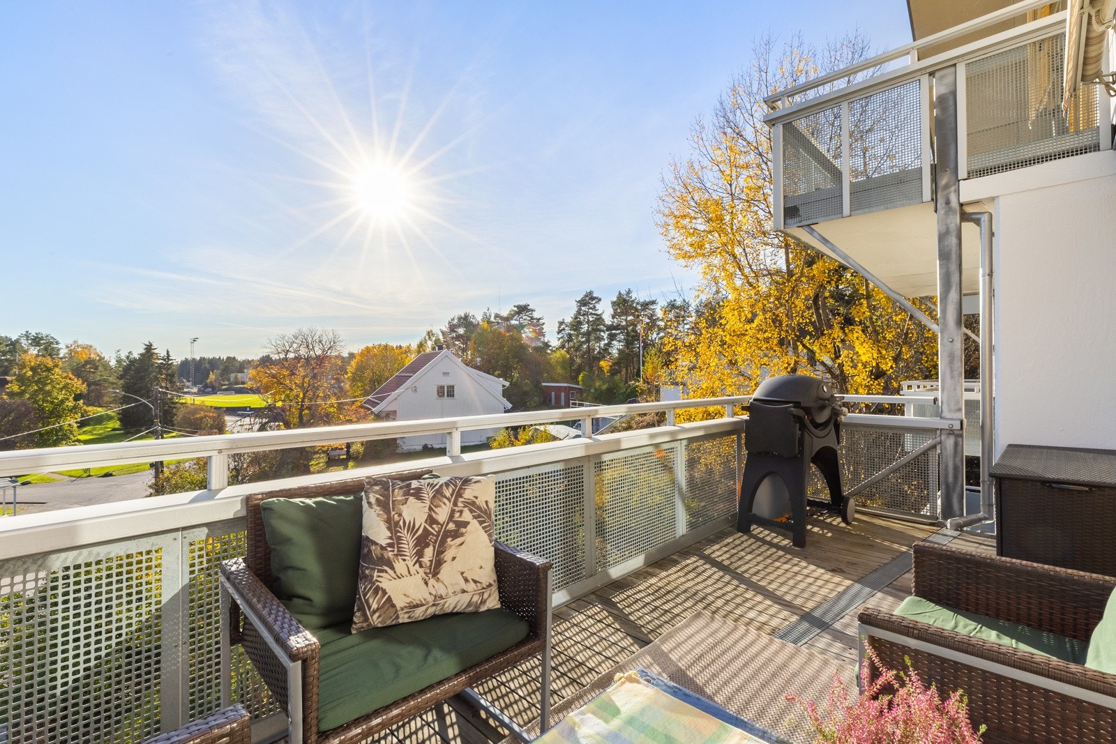 Kongeveien 24 - lys og moderne 3-roms leilighet i 3. etasje - betydning påkostet i 2014 og 2021 Galleribilde