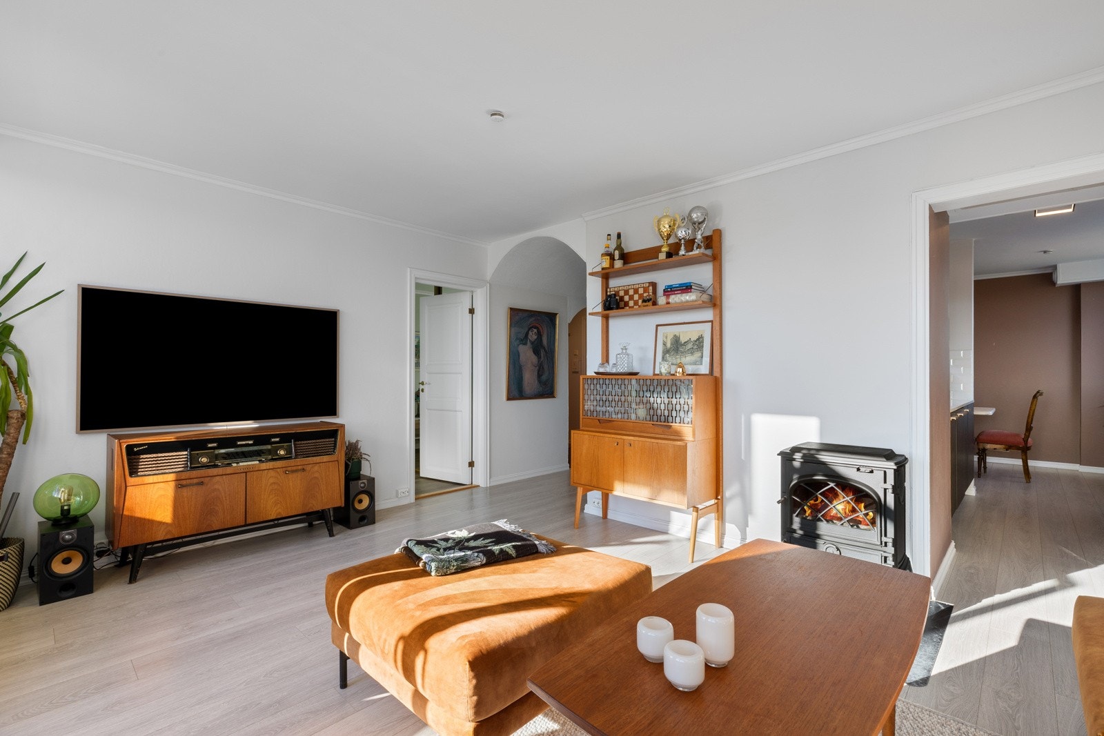 Romslig stue med god plass til sofagruppe og tv-møblement - peis Galleribilde