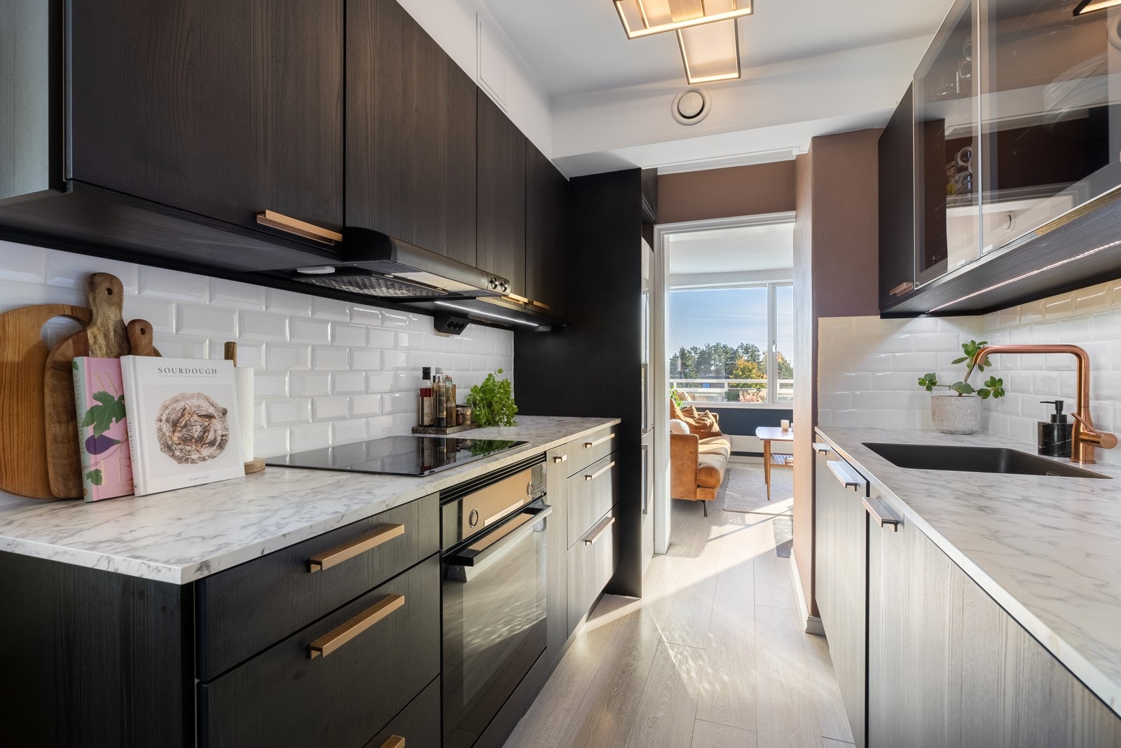 Kjøkkeninnredning fra 2021 med glatte fronter og laminert benkeplate - rikelig med skap- og benkeplass Galleribilde